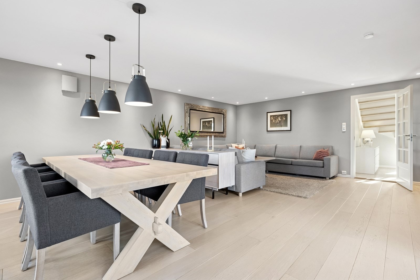 Her er det parkett på gulv og slettmalte vegger med listefri overgang til tak med downlights. Galleribilde