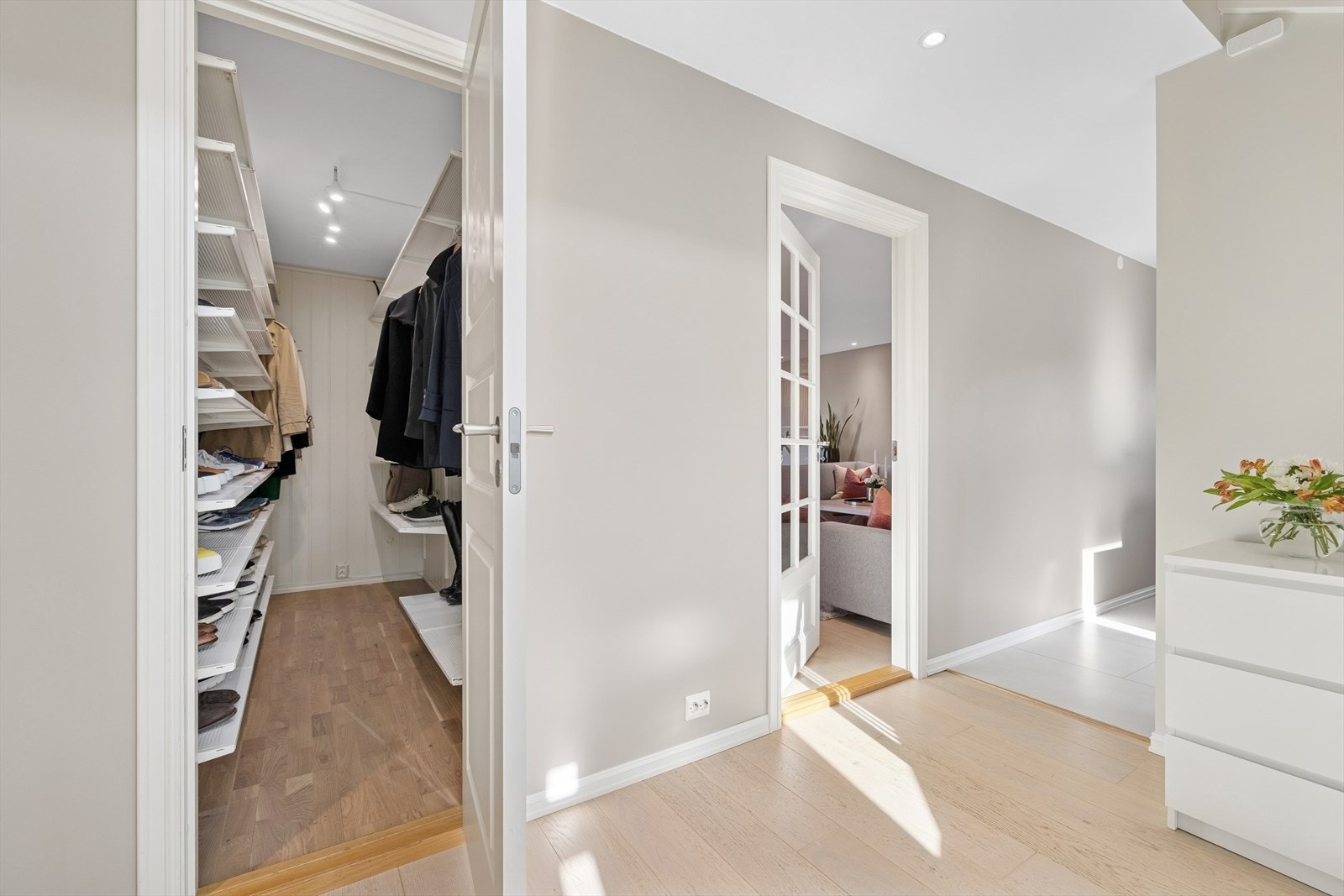 Her er det også adkomst til et praktisk garderoberom/bod. Galleribilde