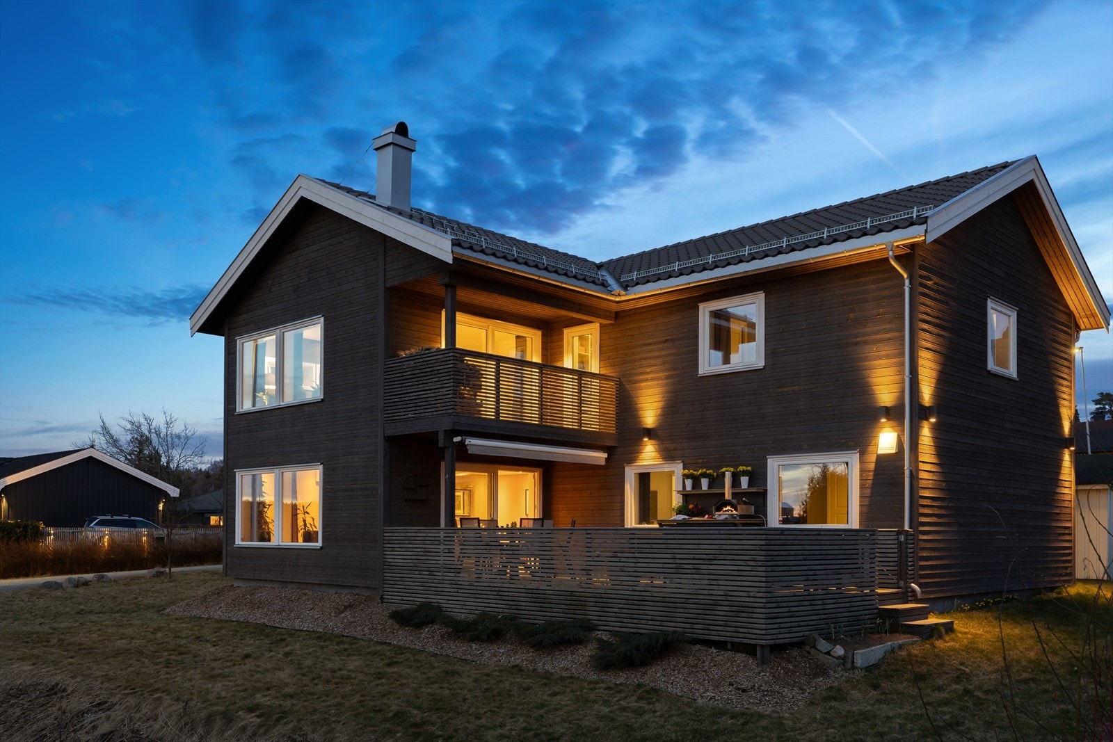 Dette er en meget flott og oppgradert enebolig med attraktiv beliggenhet i et barnevennlig og rolig boligområde på Strømbråten. Son torg, skoler, barnehager, offentlig kommunikasjon, samt øvrig servicetilbud finnes i kort avstand fra boligen. Galleribilde