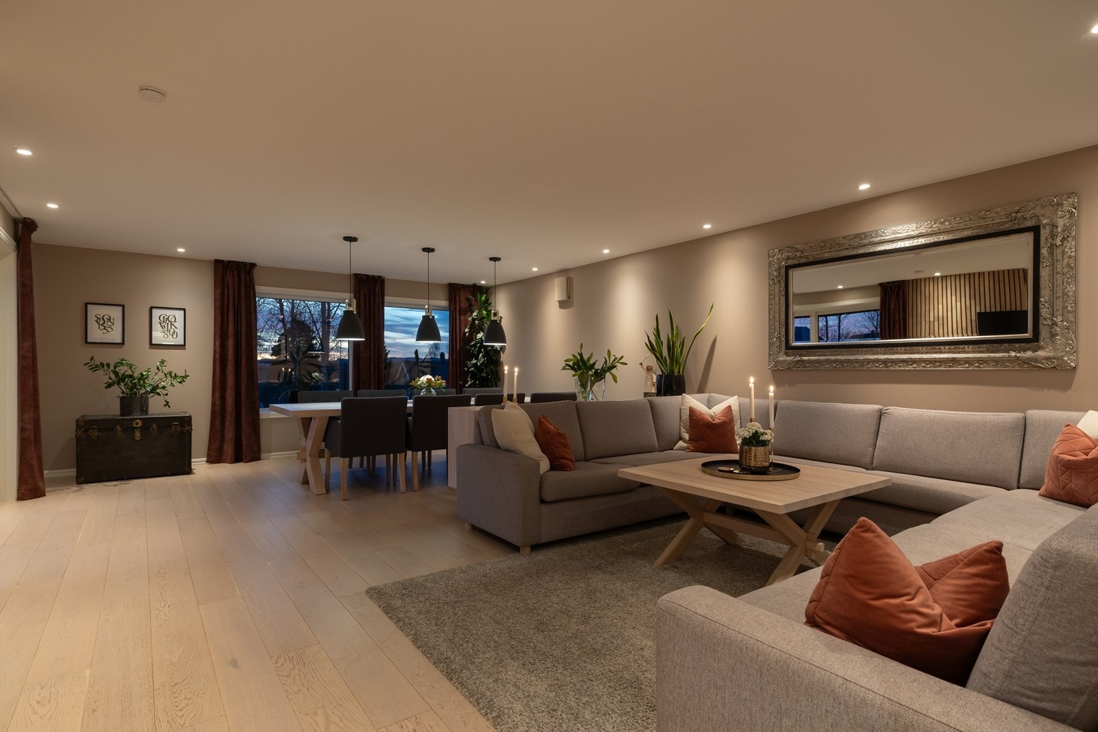 Store vindusflater slipper inn rikelig med naturlig lys. Galleribilde