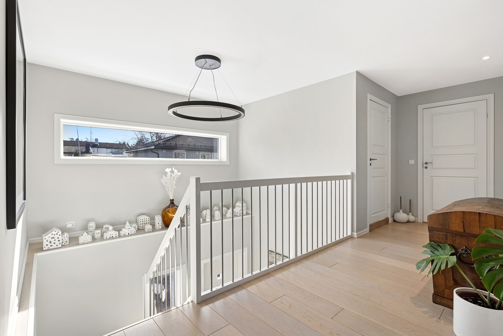 I 2. etasje finner man stue, 3 soverom, 2 bad og walk-incloset/bod. Galleribilde