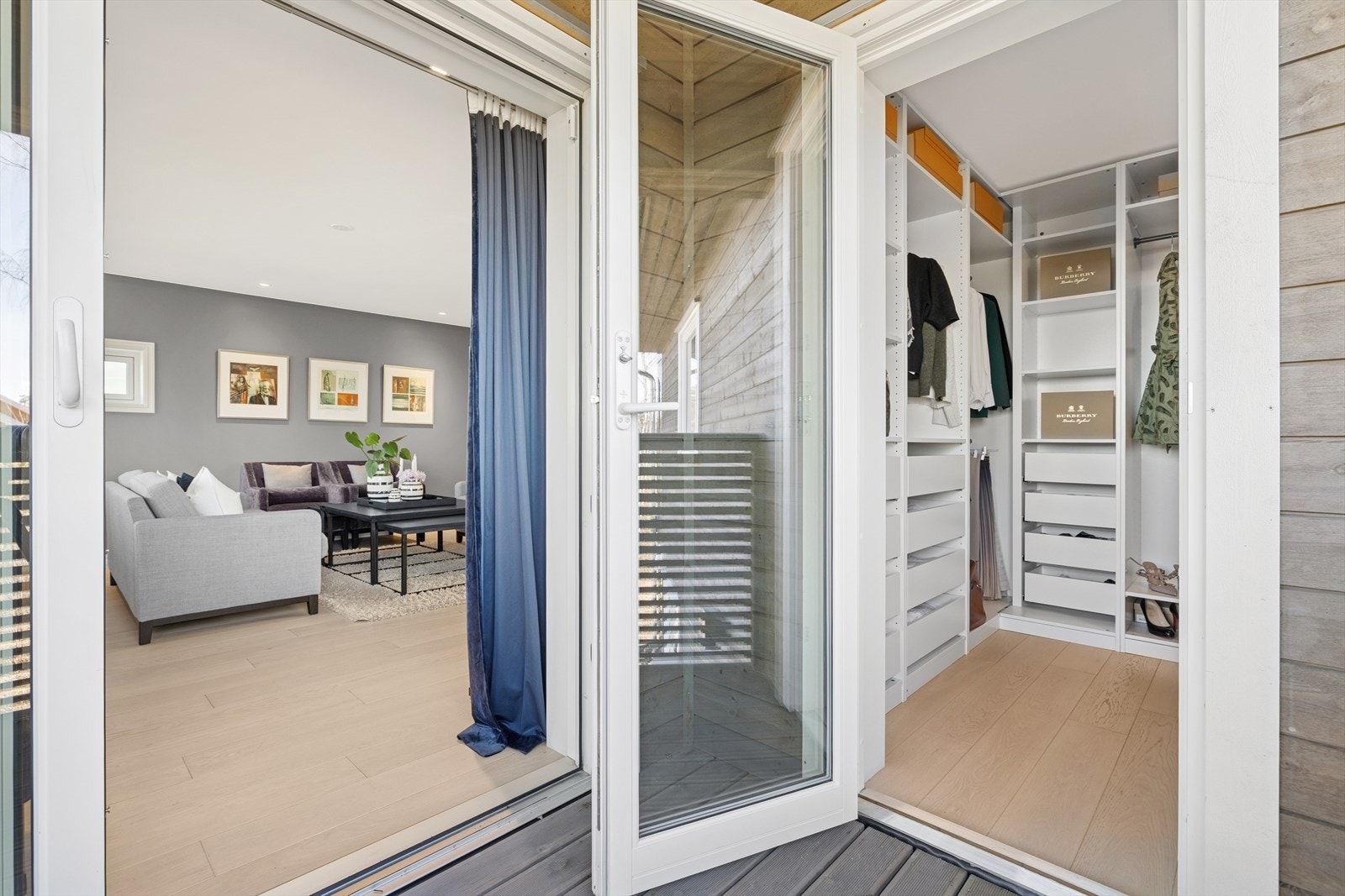 Utgang til veranda fra stuen. Galleribilde