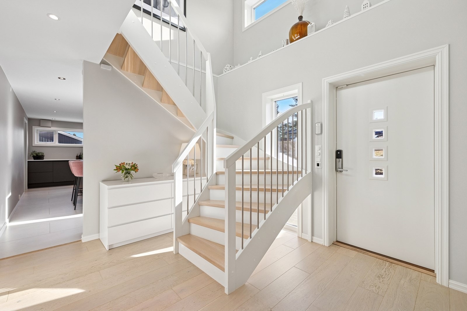 Det første som møter deg når du kommer inn er en åpen entré/gang med plass til sko og yttertøy. Galleribilde