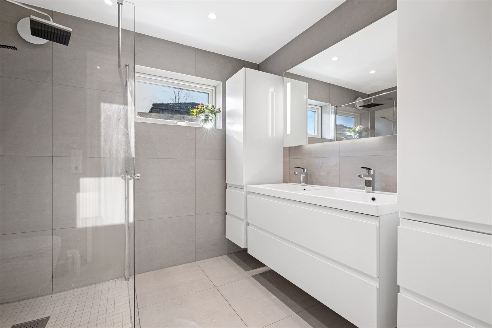 Boligen har totalt 3 bad hvorav et bad ligger i 1. etasjen. Galleribilde