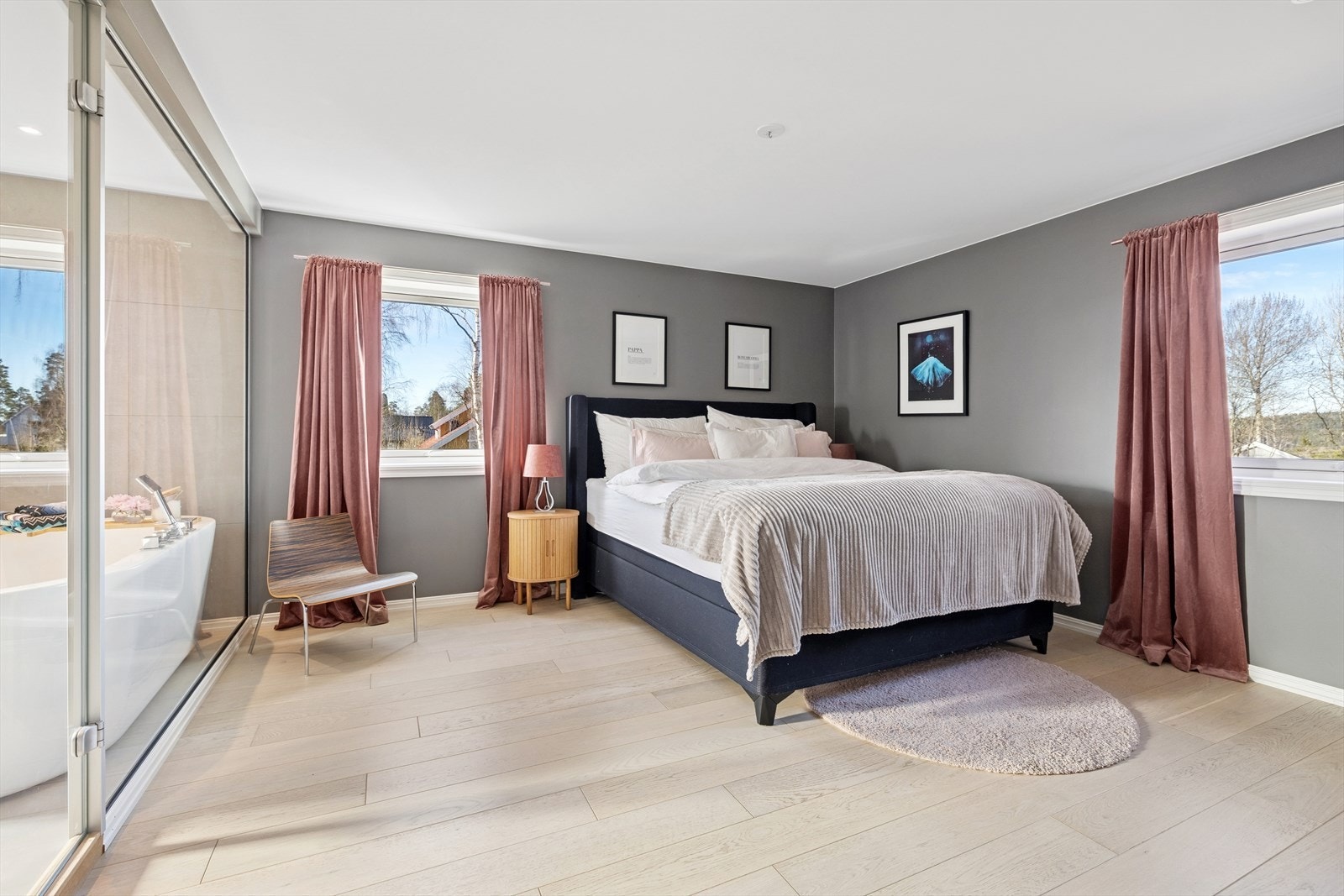Hovedsoverommet er lagt opp som en suiteløsning med eget bad og walk-in closet/bod. Galleribilde