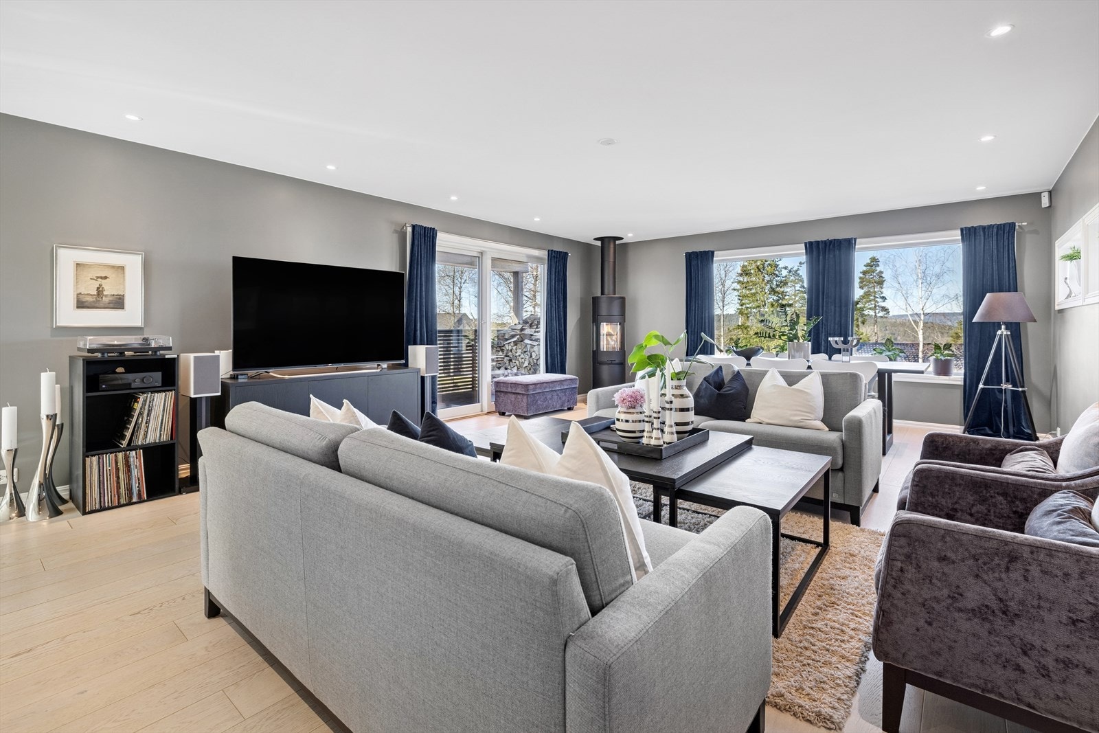 Innbydende stue med god plass til sofagruppe og annet ønsket innventar. Galleribilde