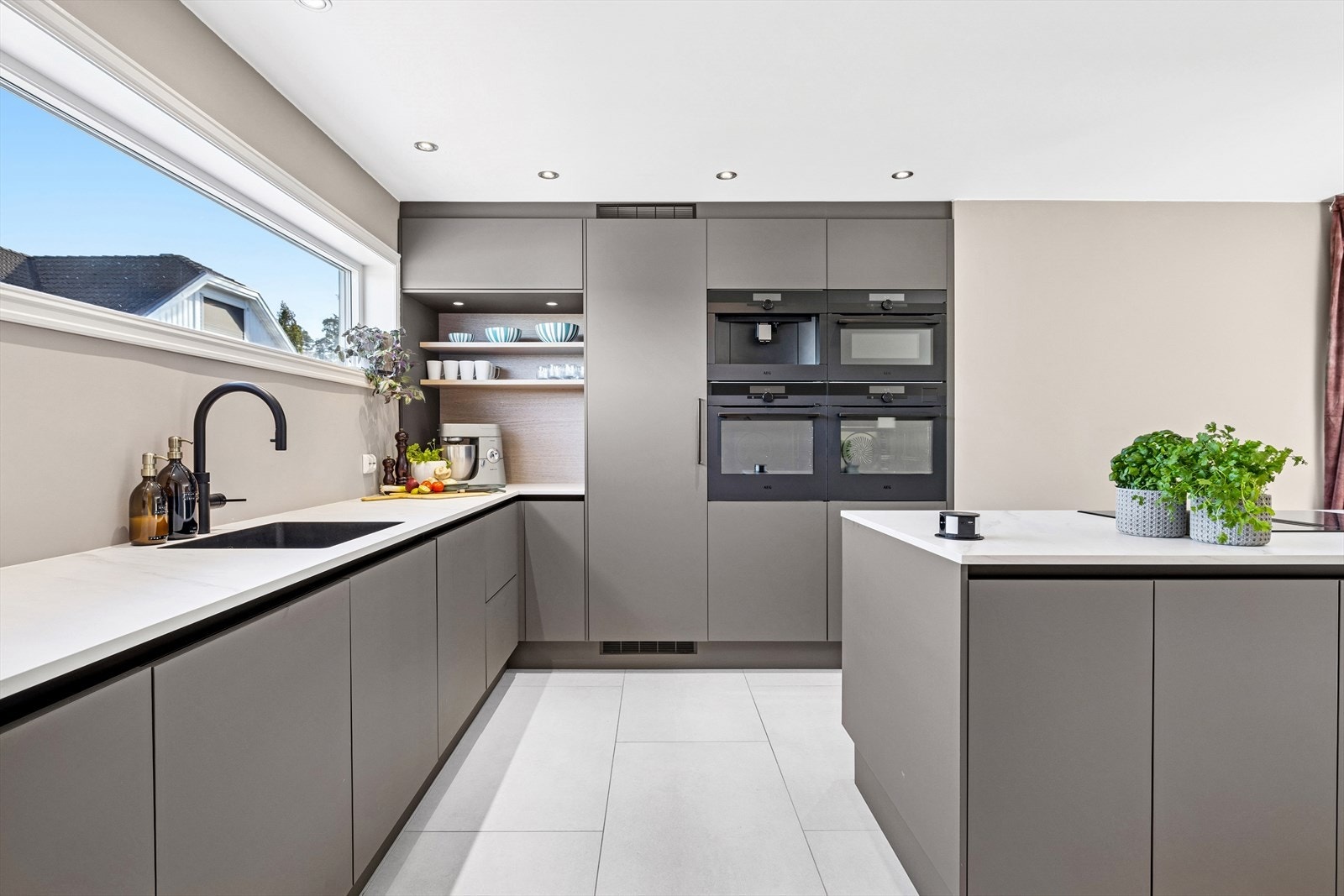 Kjøkkenet har godt med skap og benkeplass som gjør det trivelig å tilberede god mat. Galleribilde