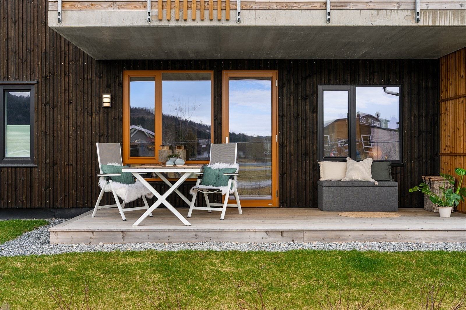 Fra stuen er det utgang til en terrasse med god oversikt over omgivelsene Galleribilde