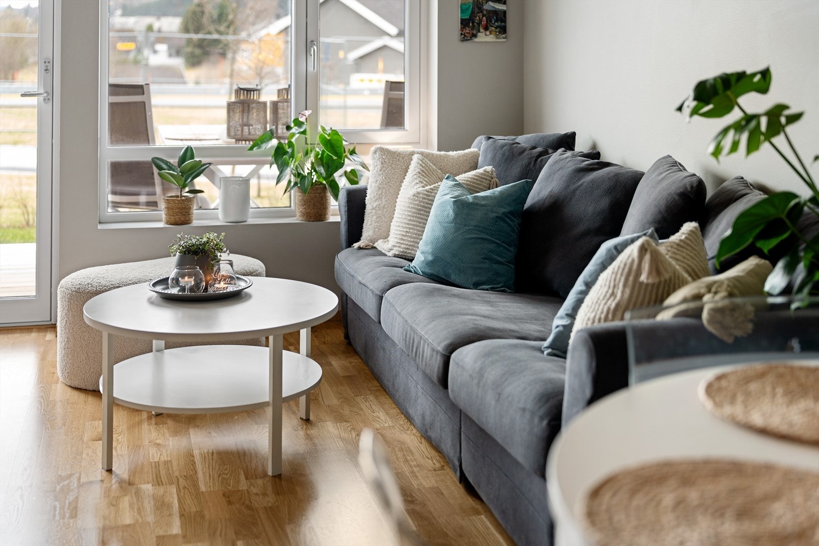 Arealeffektiv planløsning med stue og kjøkken i åpen løsning Galleribilde