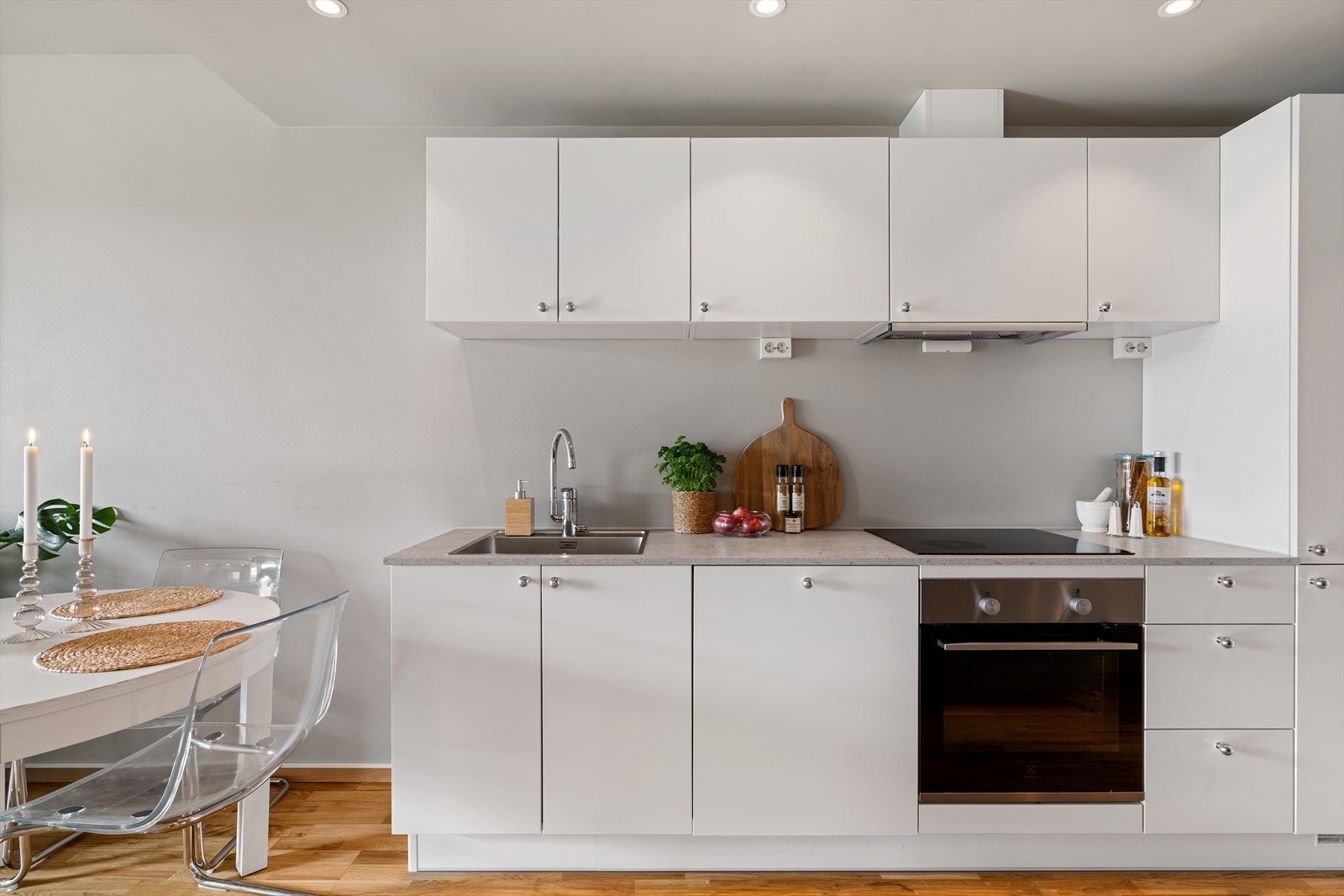 Flott kjøkken fra Fossline i tidløse farge- og materialvalg Galleribilde