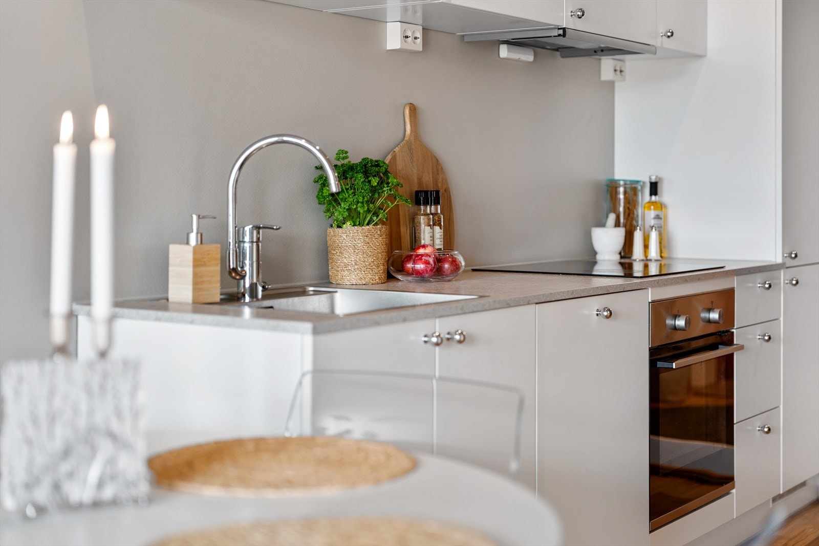 Slette fronter og integrerte hvitevarer Galleribilde