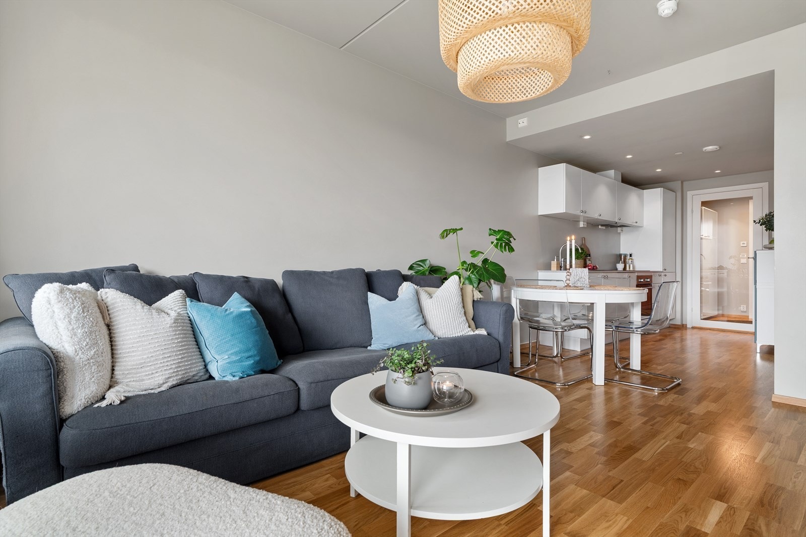 Åpen planløsning skaper en sosial atmosfære, med plass til et spisebord for hyggelige måltider og samvær Galleribilde