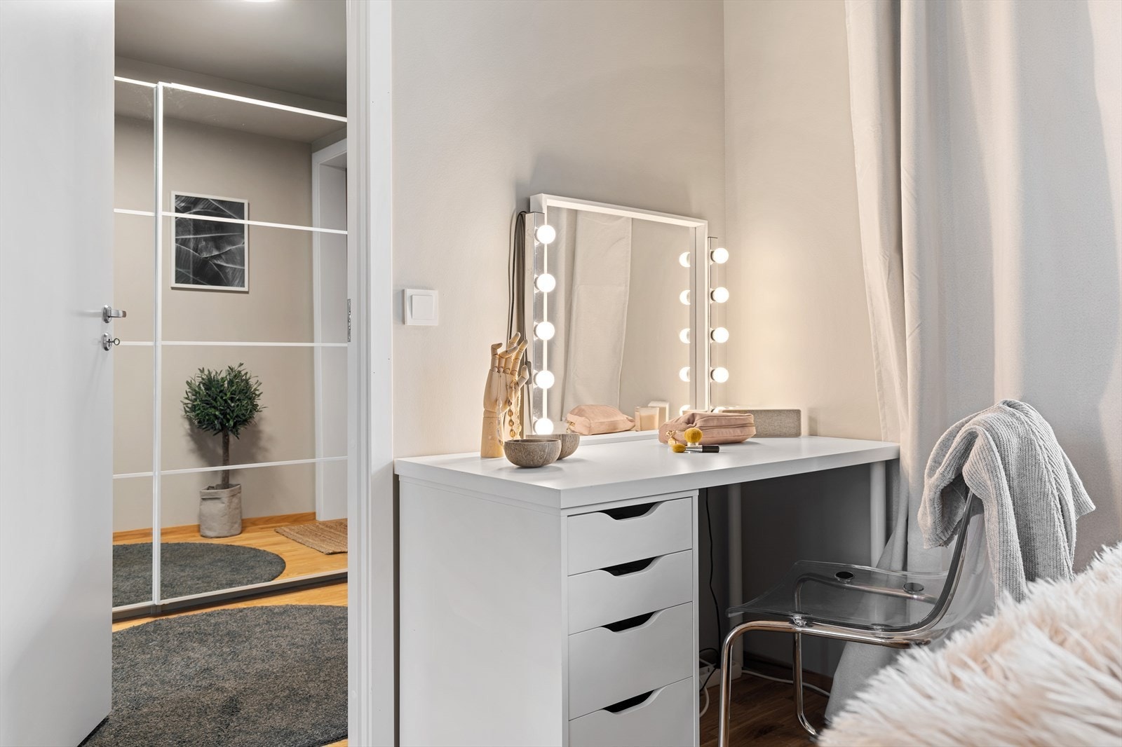 Leiligheten har fine skyvedørsgarderober som gir svært god lagrings og oppbevaringsmuligheter Galleribilde