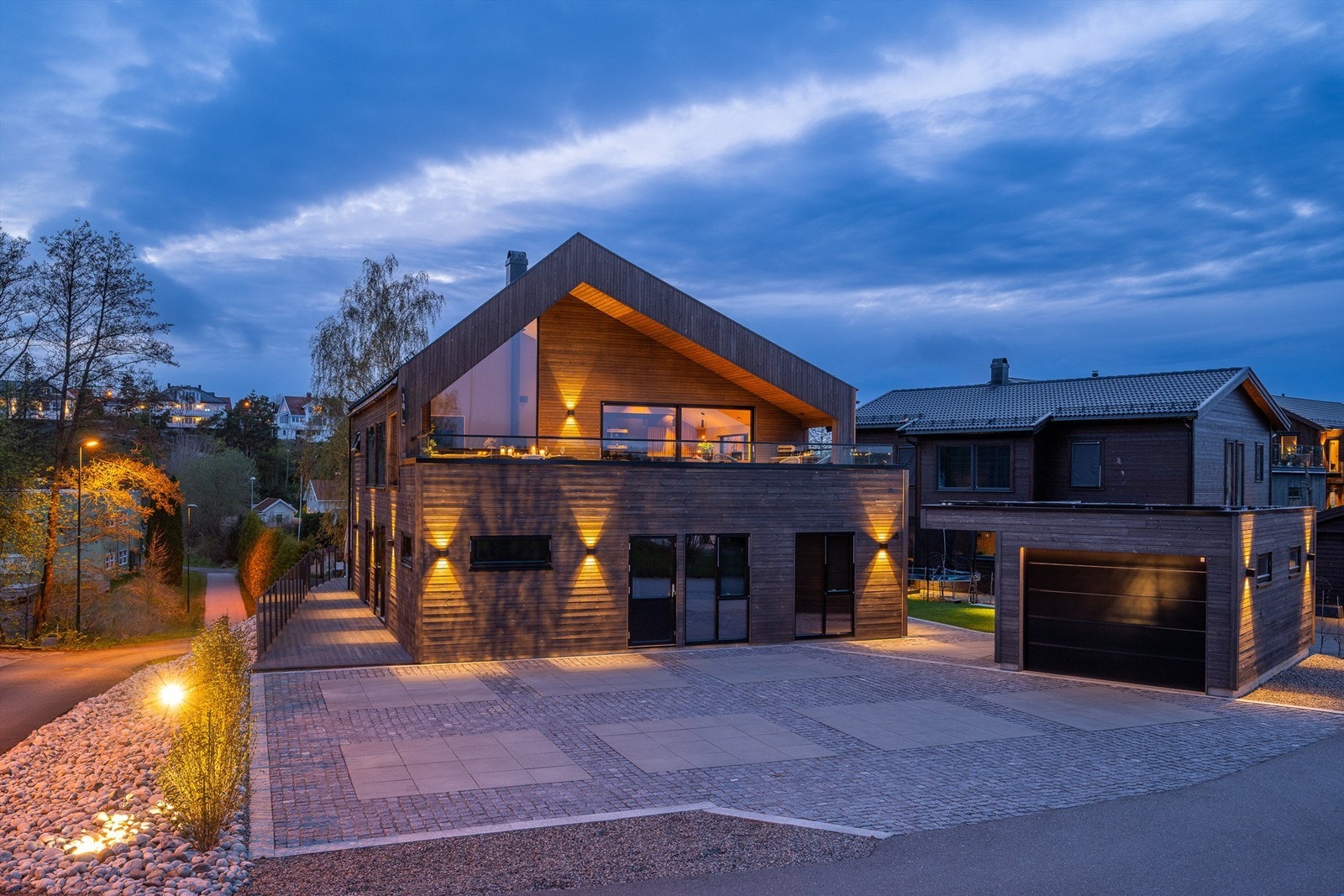 Moderne bolig med garasje og stor innkjørsel - muligheter for å benytte hele boligen selv eller leie ut hybeldel Galleribilde