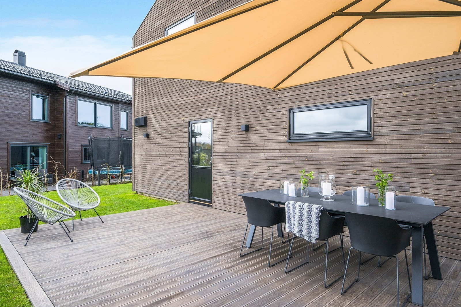 Stor og fin uteplass på baksiden av huset Galleribilde