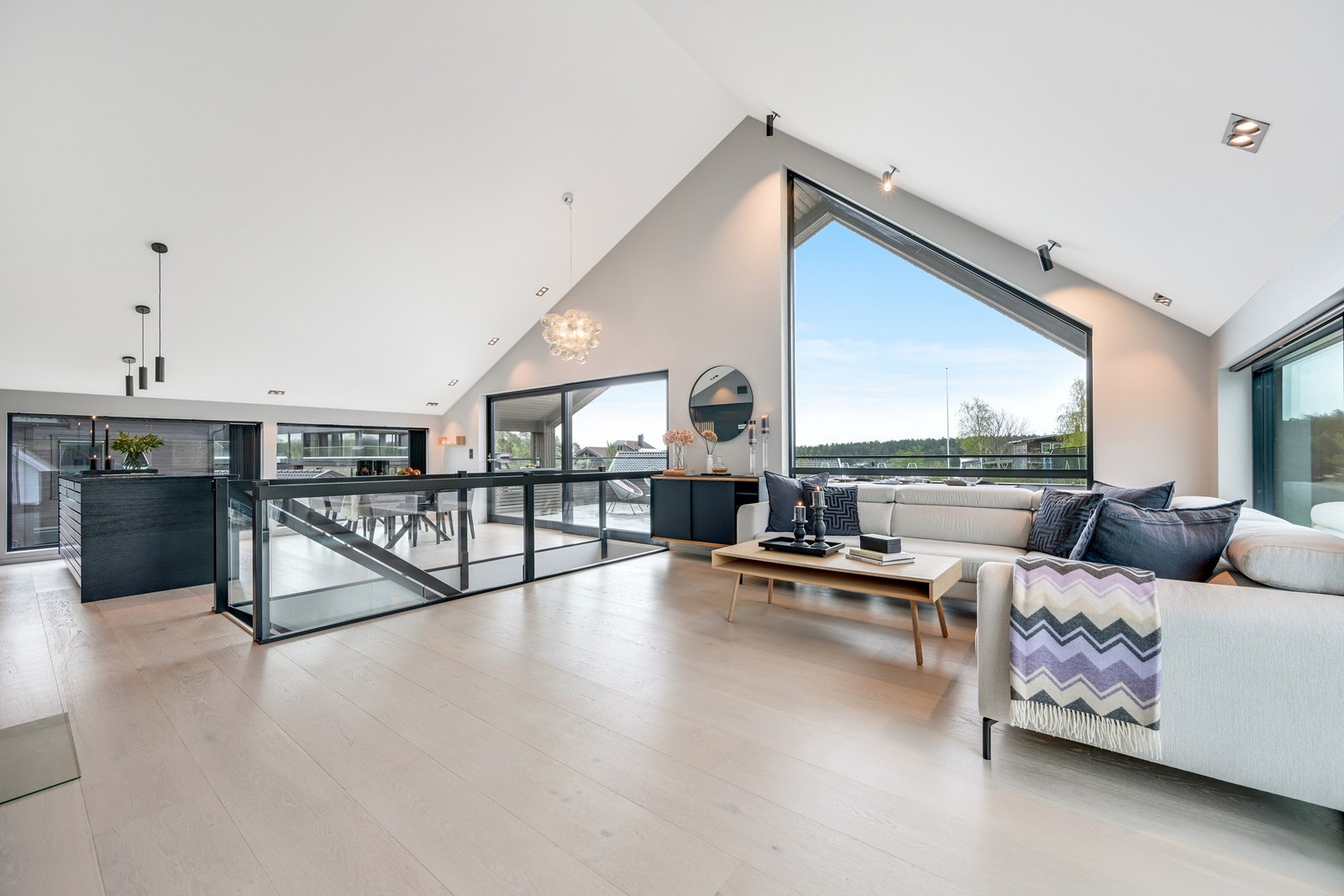 Stue og kjøkken i en fin og åpen løsning med adkomst til uteplass Galleribilde