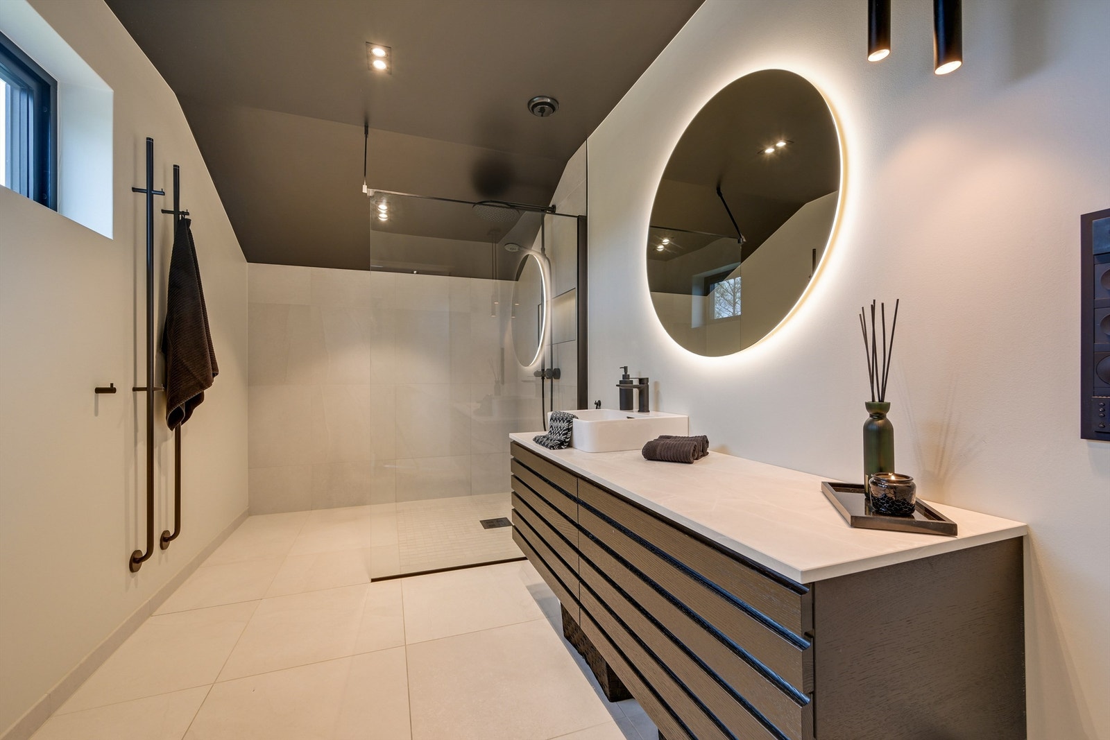 Delikat baderom på øvre plan med dusjhjørne, servant og toalett Galleribilde