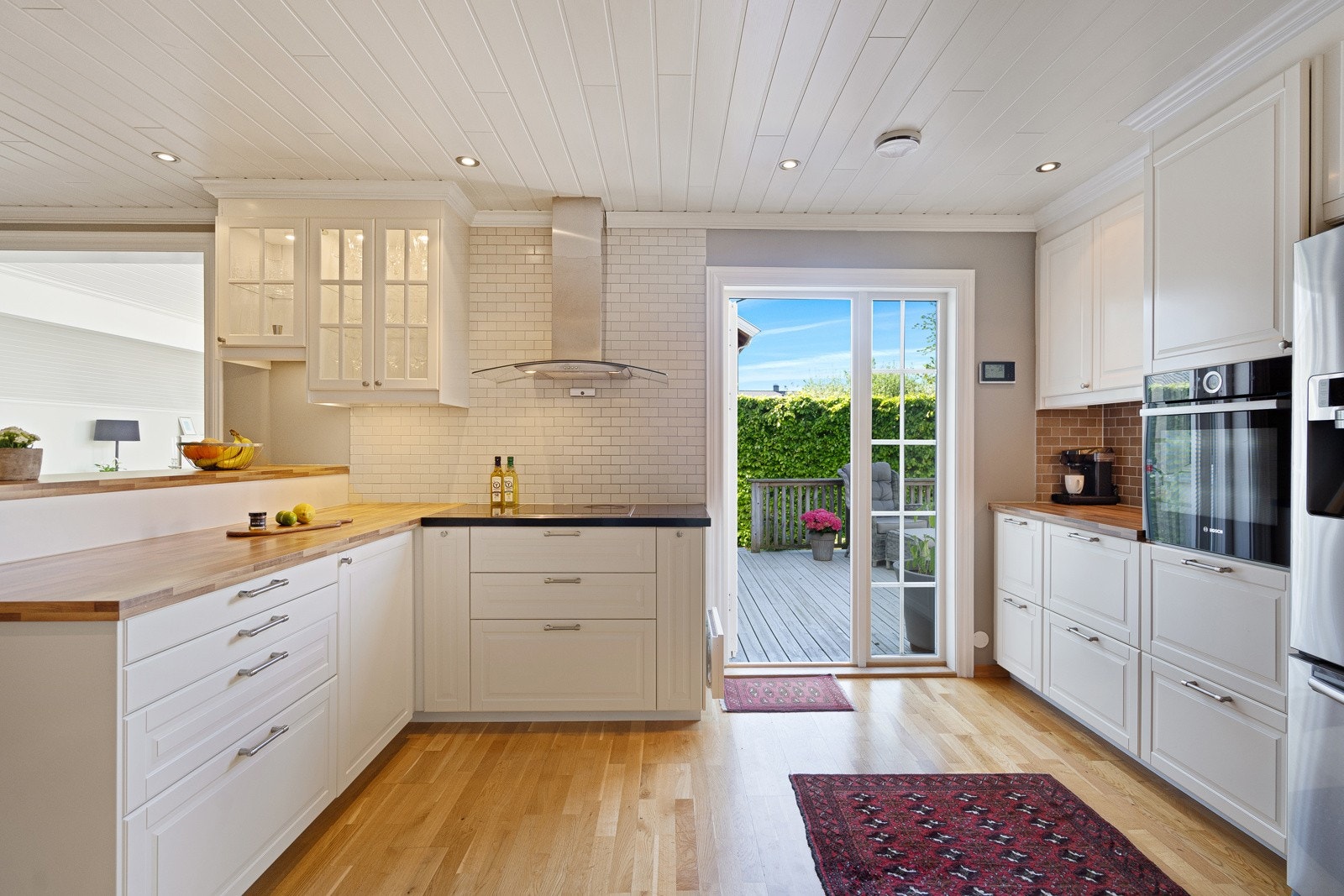 Flott kjøkken med utgang til sydvestvendt terrasse Galleribilde