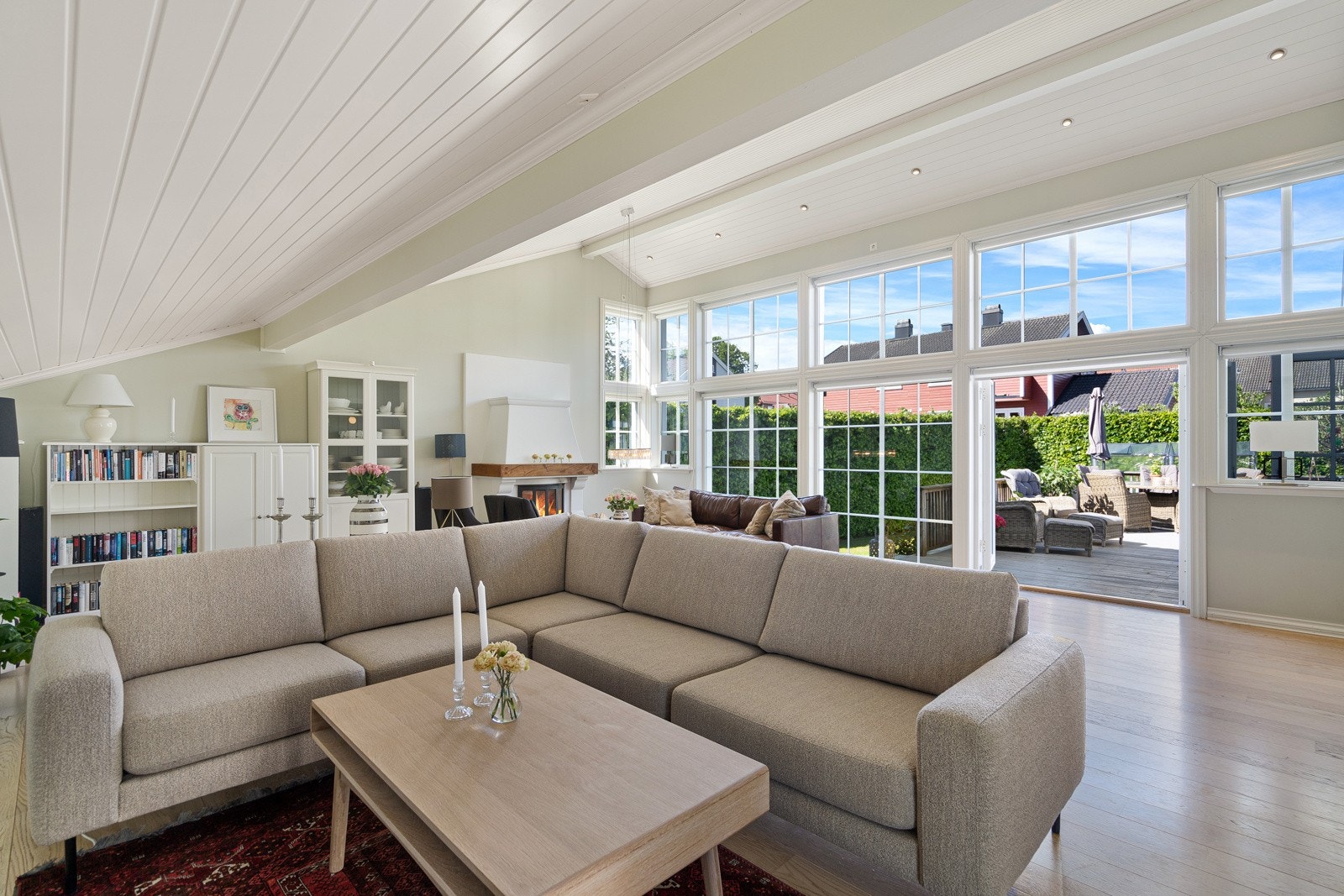 Luftig og meget lys stue med store vindusflater Galleribilde