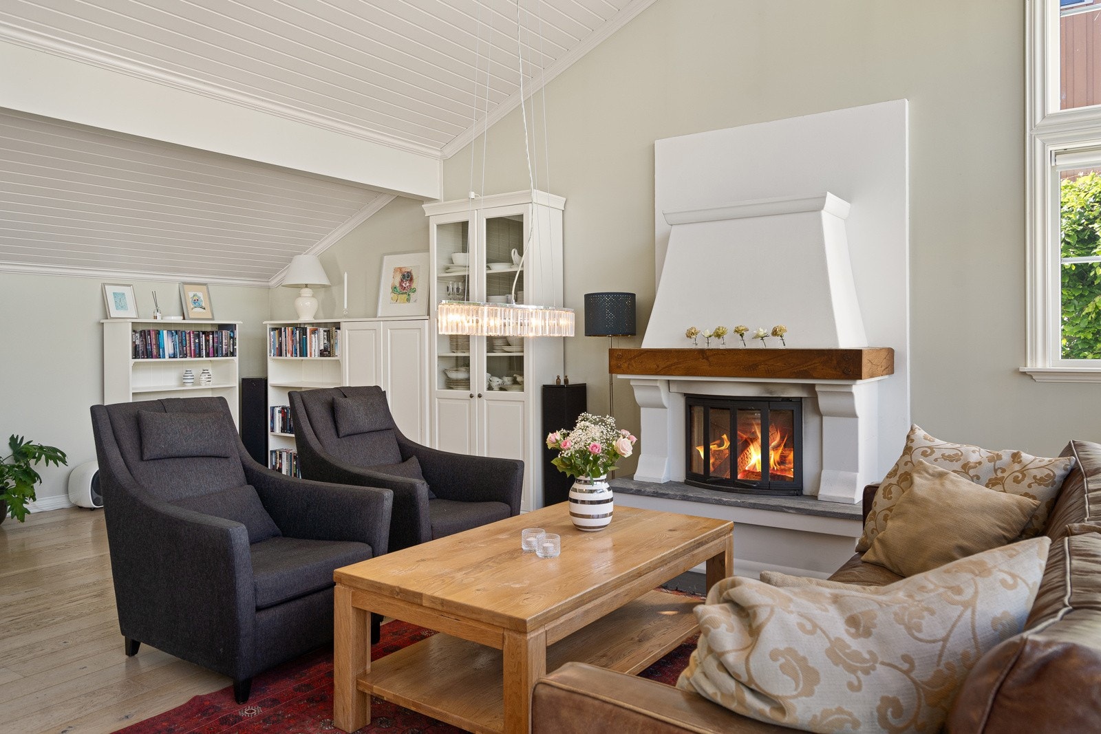 God plass til flere møbelsoner i stuen Galleribilde