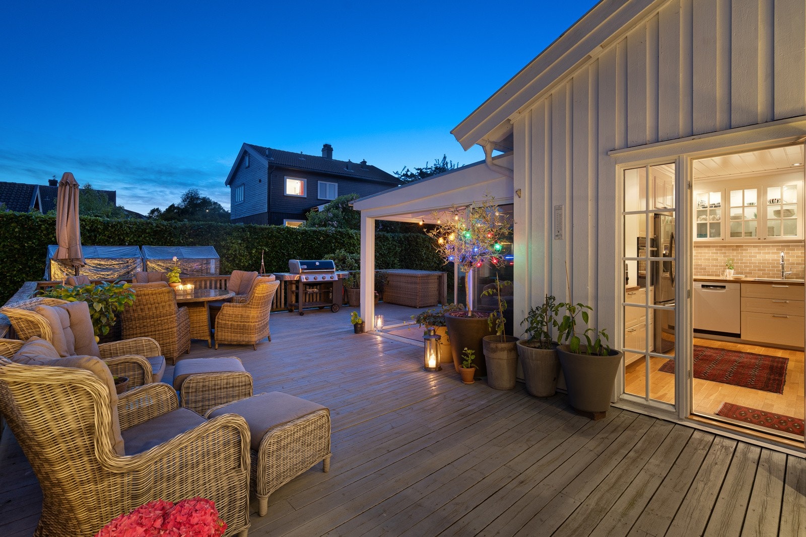 Stor terrasse med god plass til flere soner med utemøbler Galleribilde