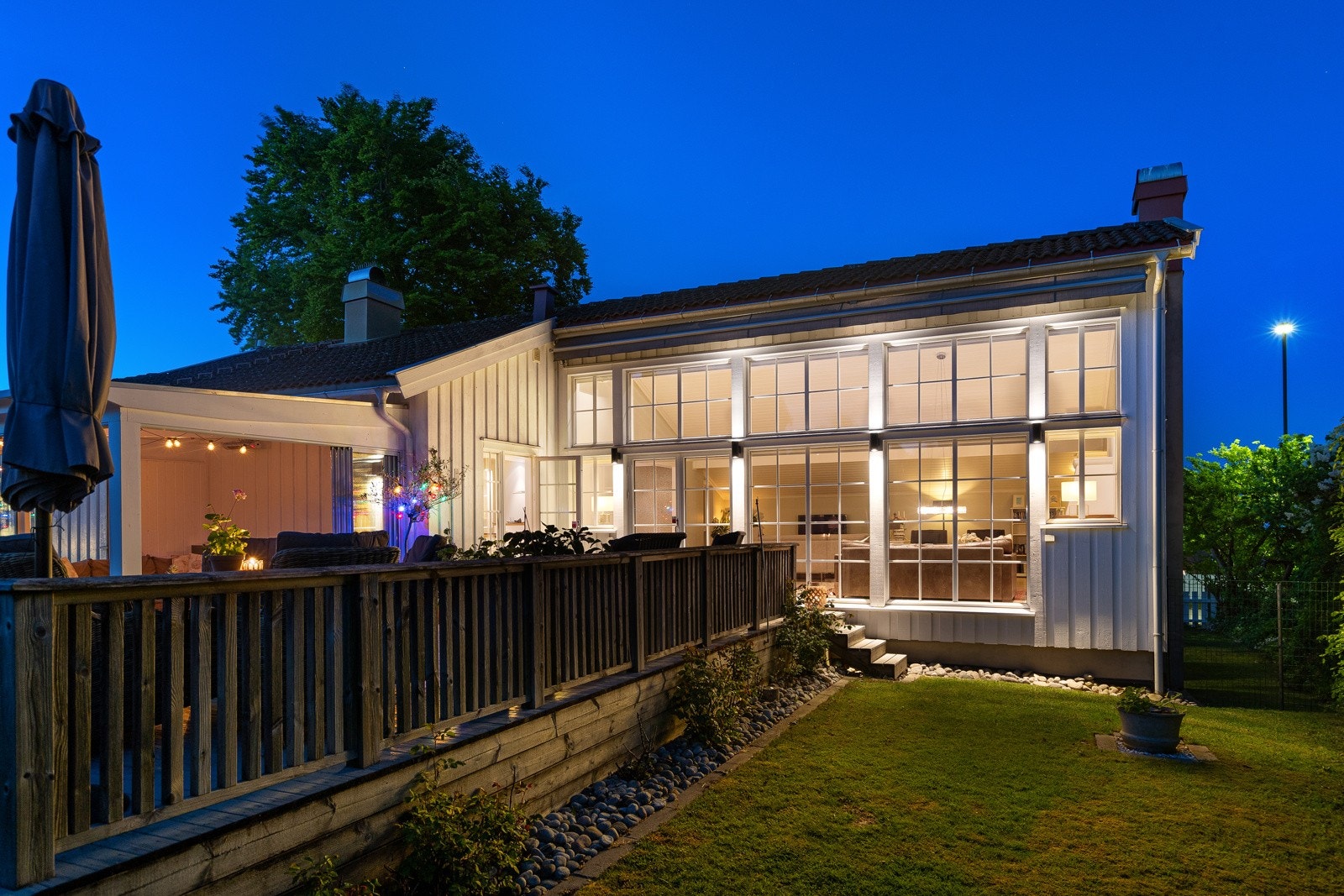 Fantastisk uteplass med store terrassearealer Galleribilde