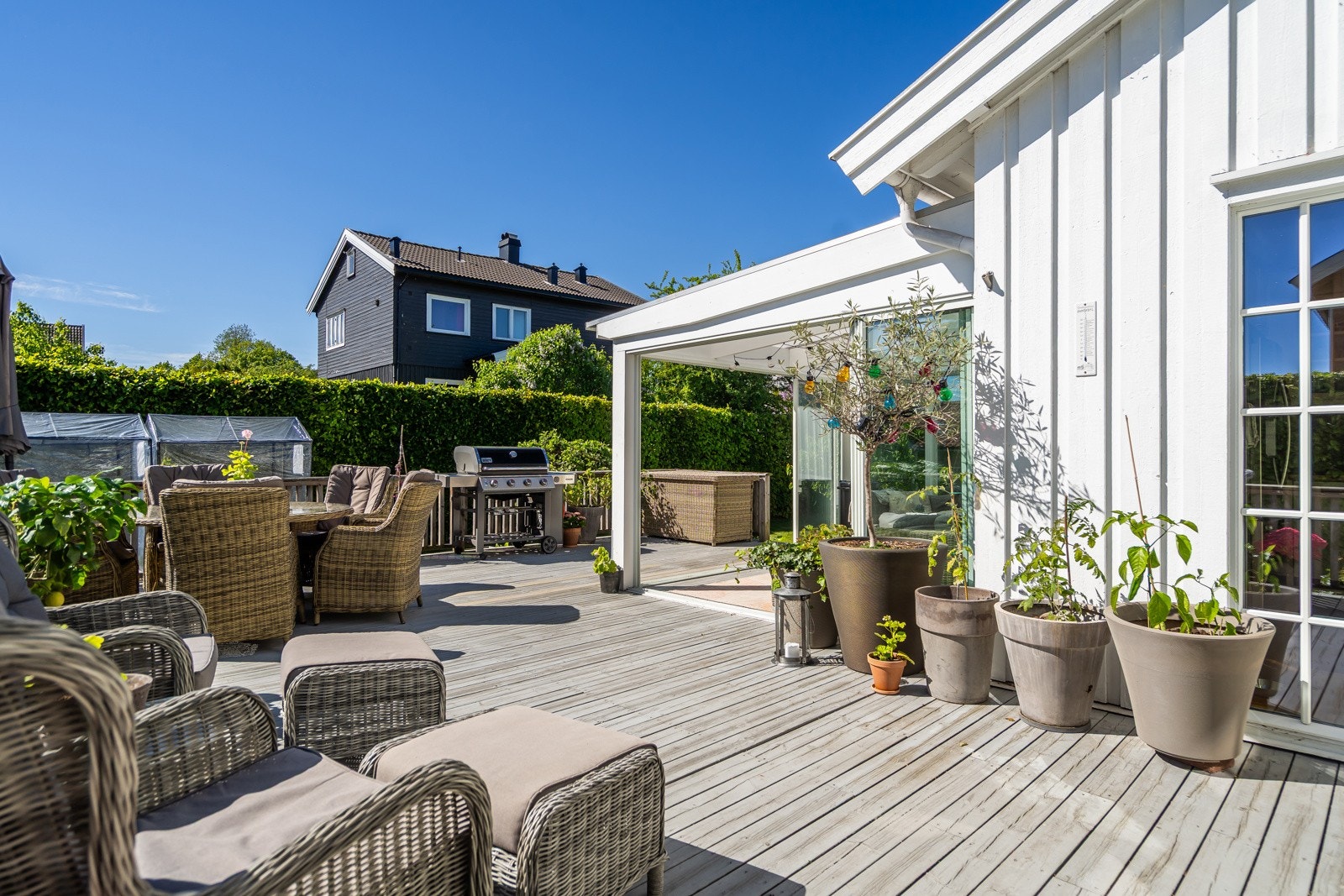 Stor og meget solrik terrasse Galleribilde