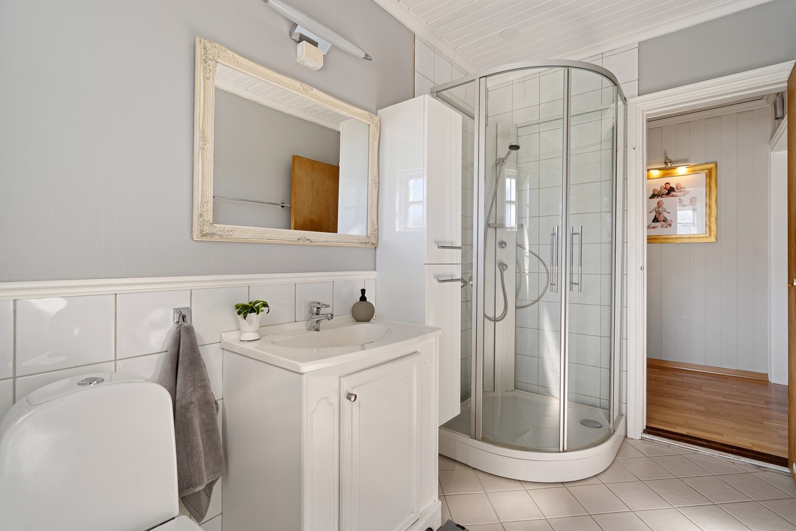 Badet har lyse fine farger Galleribilde