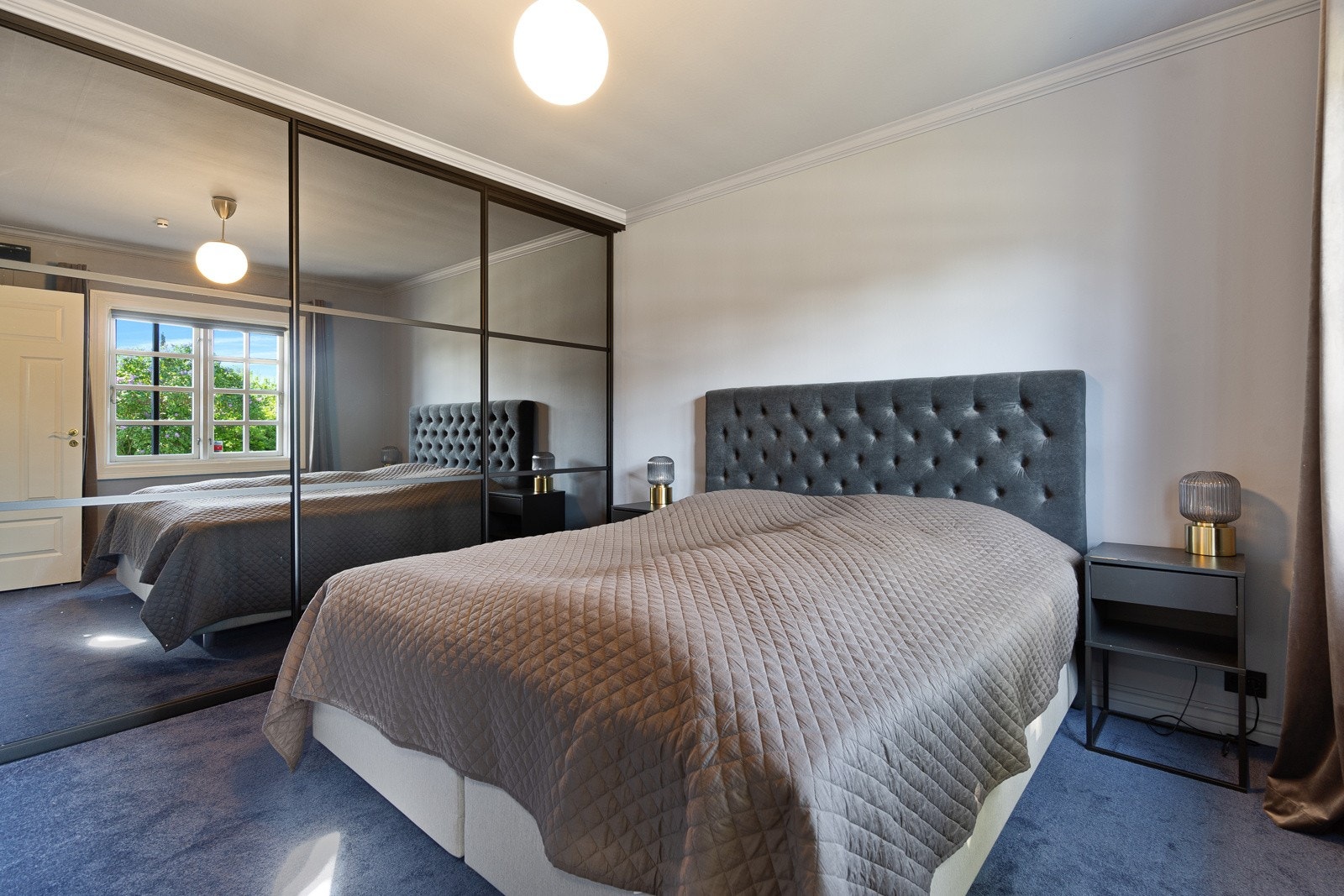 Soverom 1 med stor skyvedørsgarderobe Galleribilde