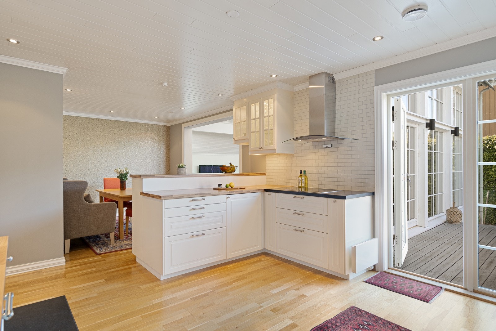 Praktisk kjøkken med god skap- og bankeplass Galleribilde