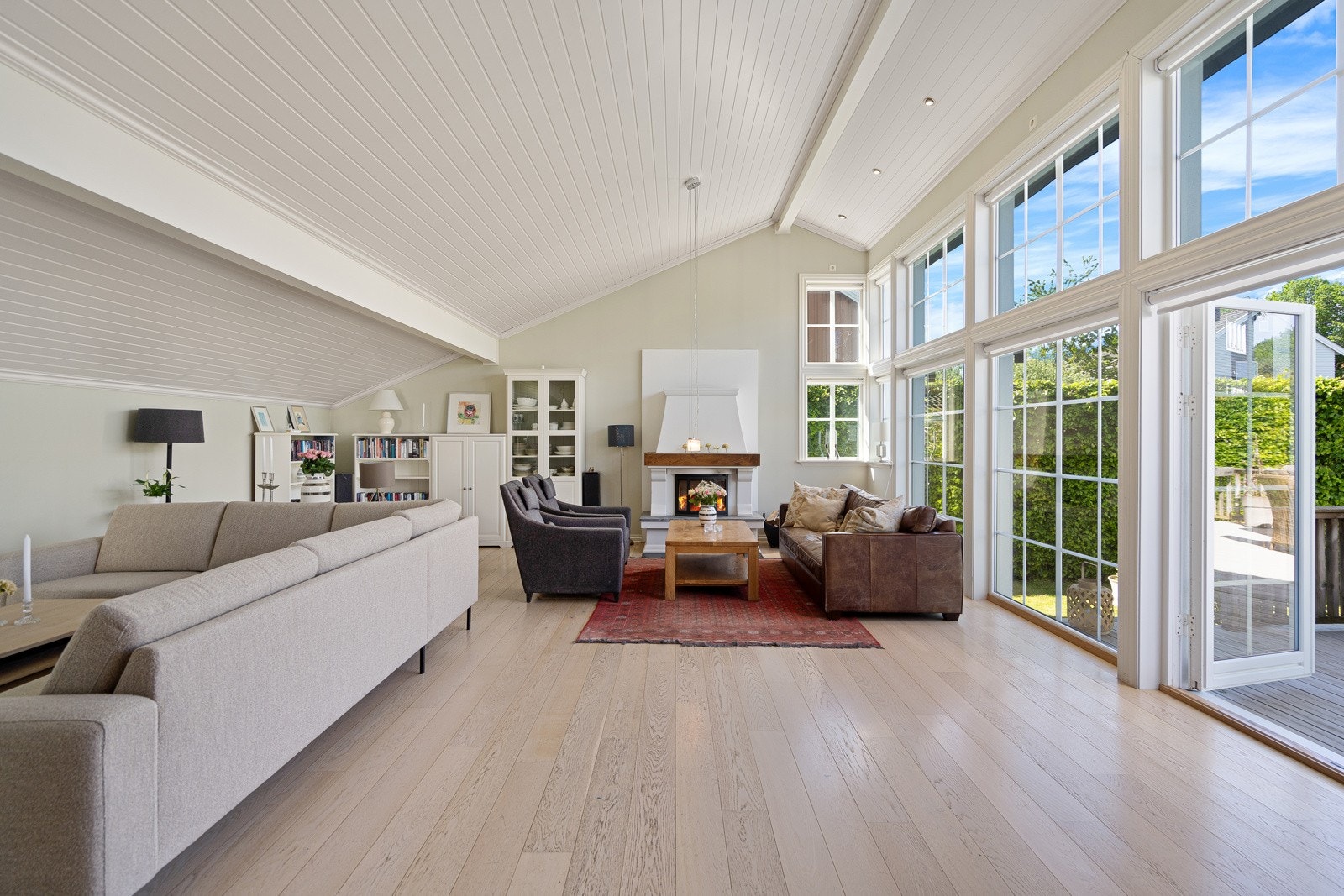 Stor og fantastisk flott stue med høy himling og store vindusflater Galleribilde