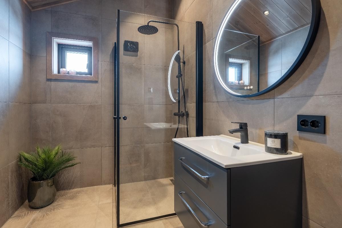 Bilde fra en lik hytte satt opp på feltet Galleribilde