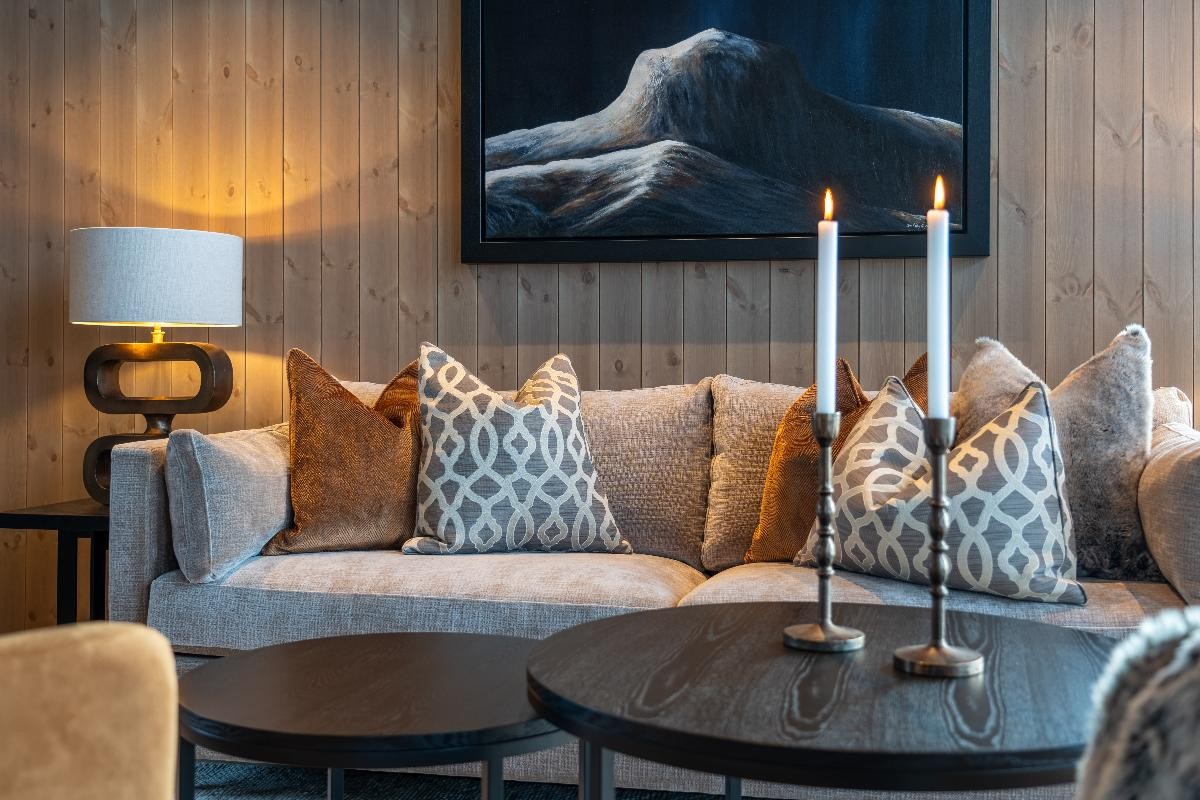 Bilde fra en lik hytte satt opp på feltet Galleribilde