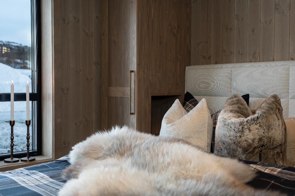 Bilde fra en lik hytte satt opp på feltet Galleribilde