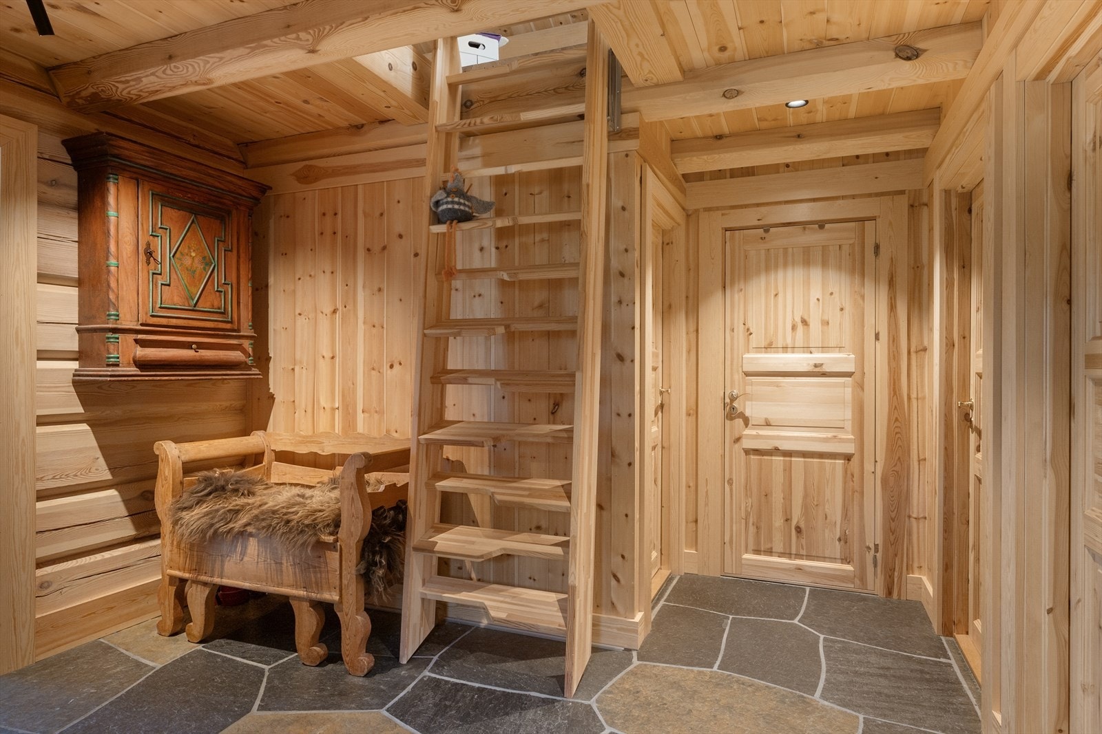 Romslig gang med trapp opp til hems. Galleribilde