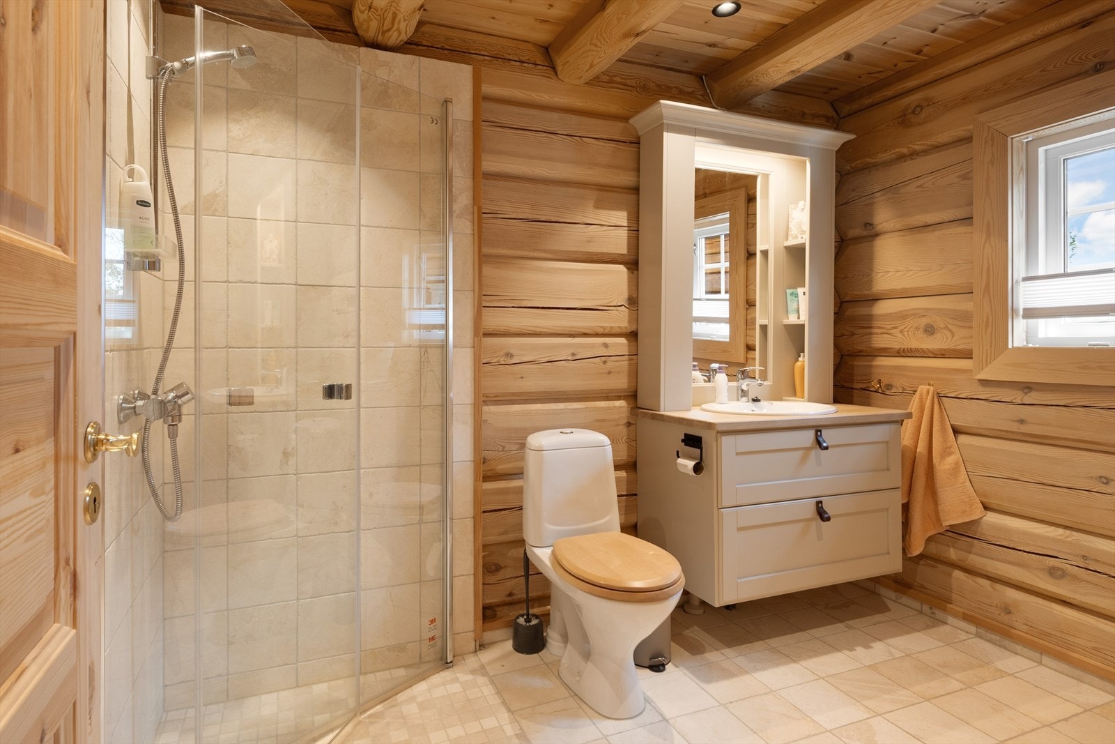 Hyggelig baderom med varmekabler i gulv. Galleribilde