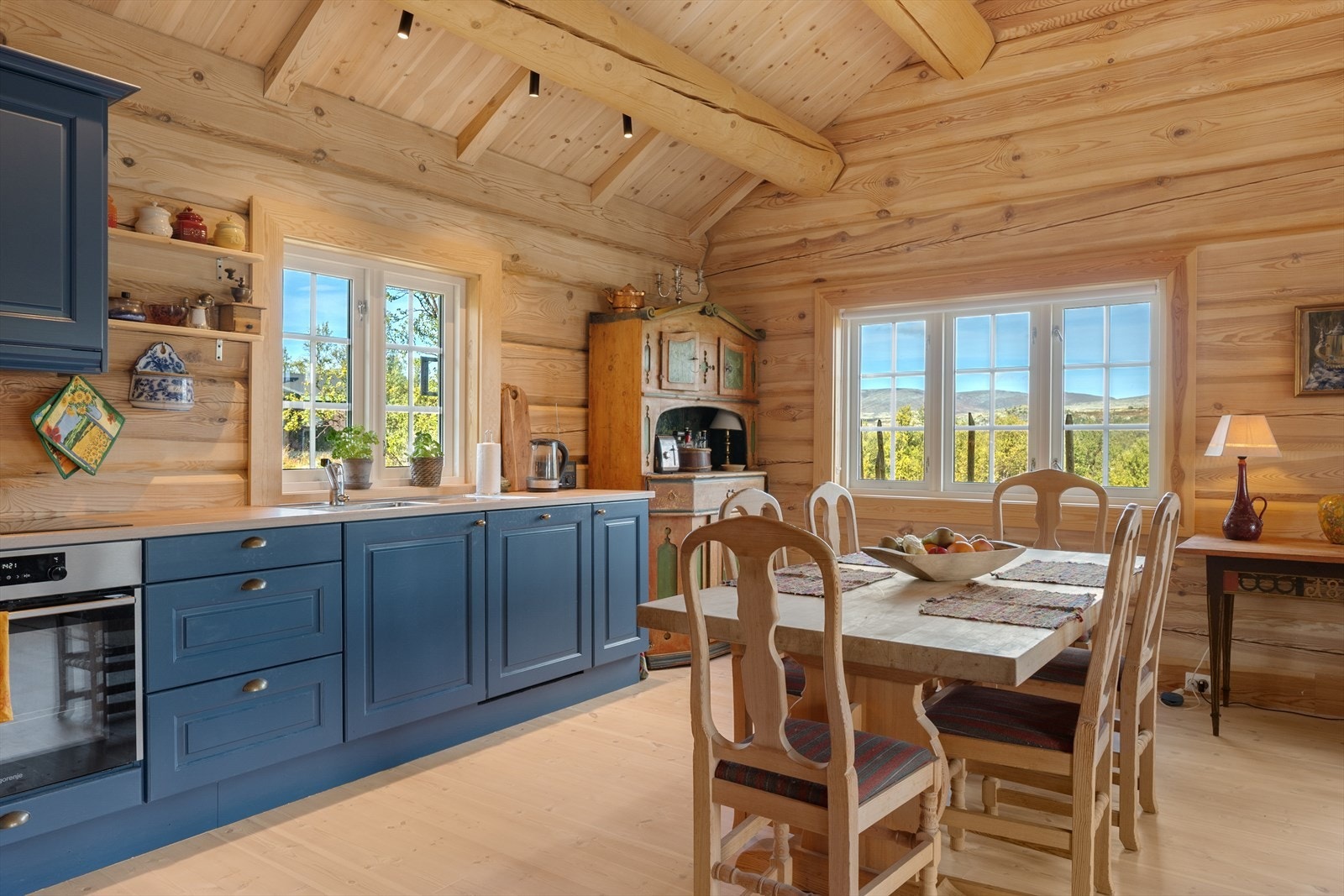 Her kan man nyte måltider men flott utsikt. Galleribilde