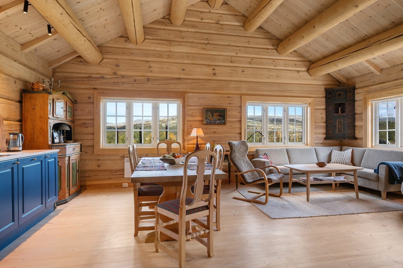 Romslig stue med god takhøyde. Galleribilde