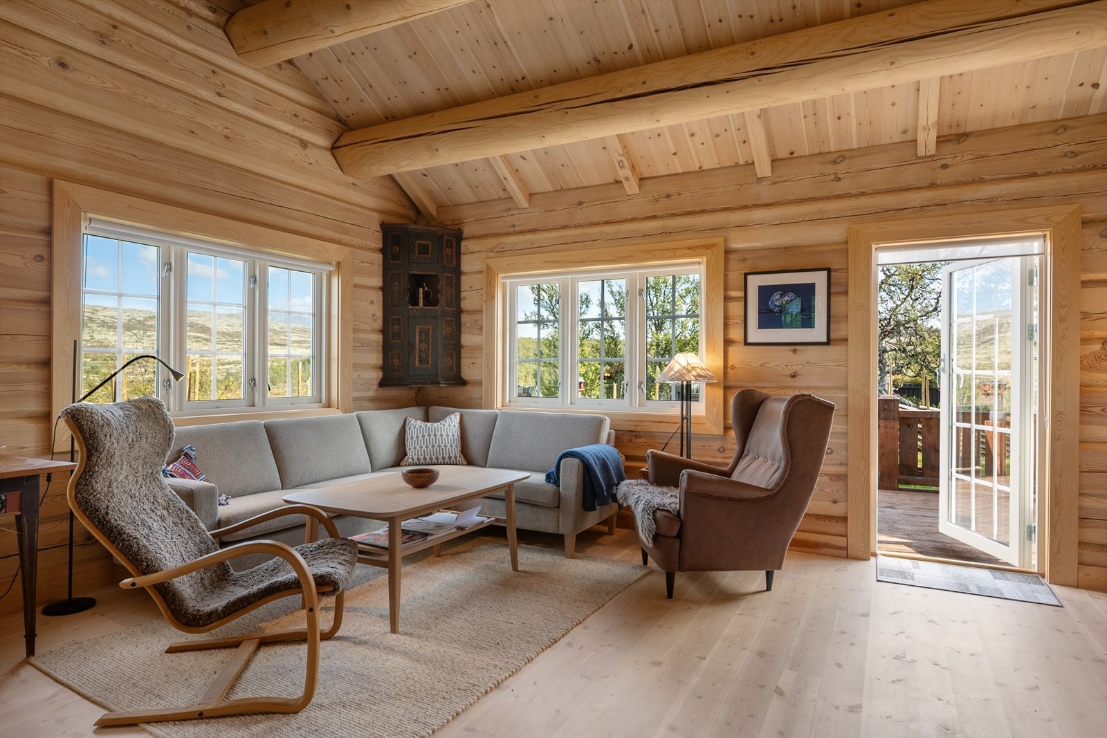 Gode møbleringsmuligheter. Utgang til terrasse via verandadør. Galleribilde