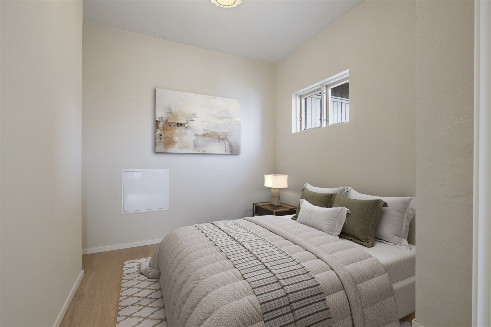 Alkove med tilkomst gjennom klassiske doble dører. Det er vindu i rommet, men ikke godkjent rømningsvei - for lite vindu. Galleribilde