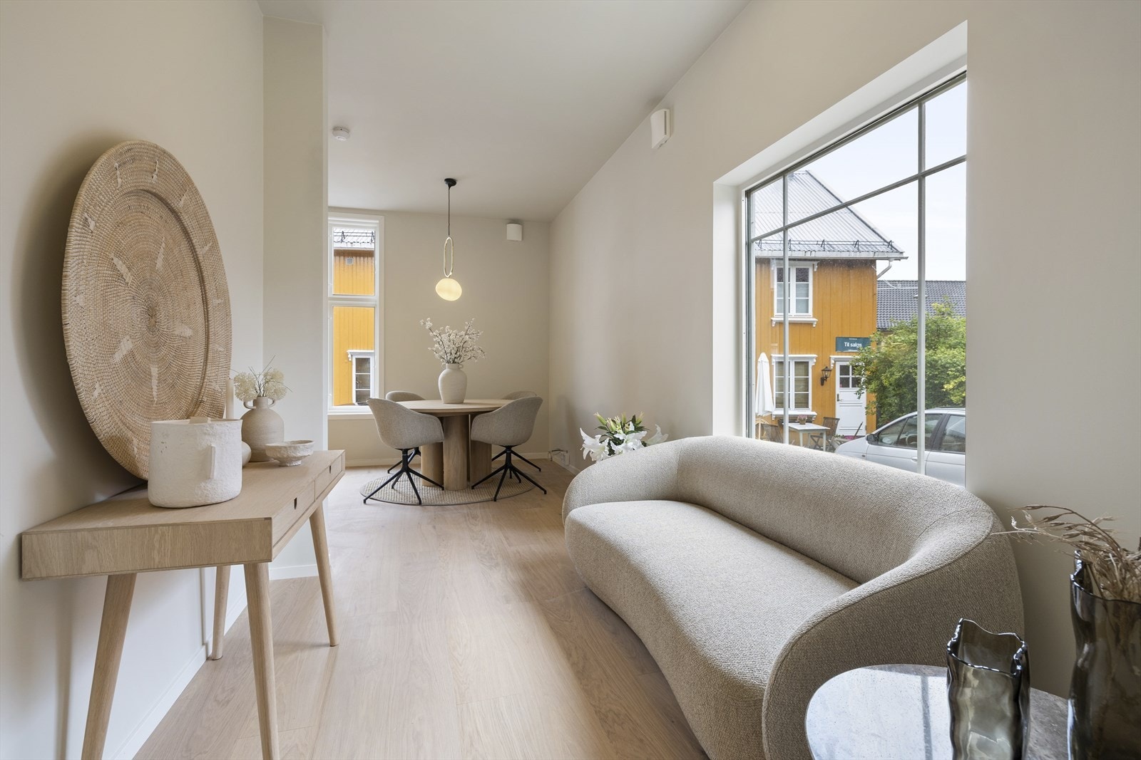 En moderne og innbydende leilighet som er pusset opp i 2025. Galleribilde