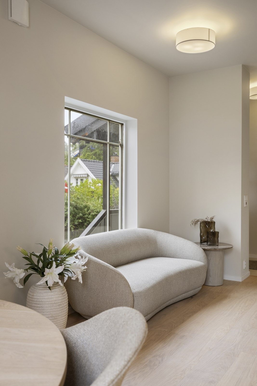 Innvendig fremstår leiligheten som ny, med moderne løsninger og høy kvalitet i alle ledd. Galleribilde