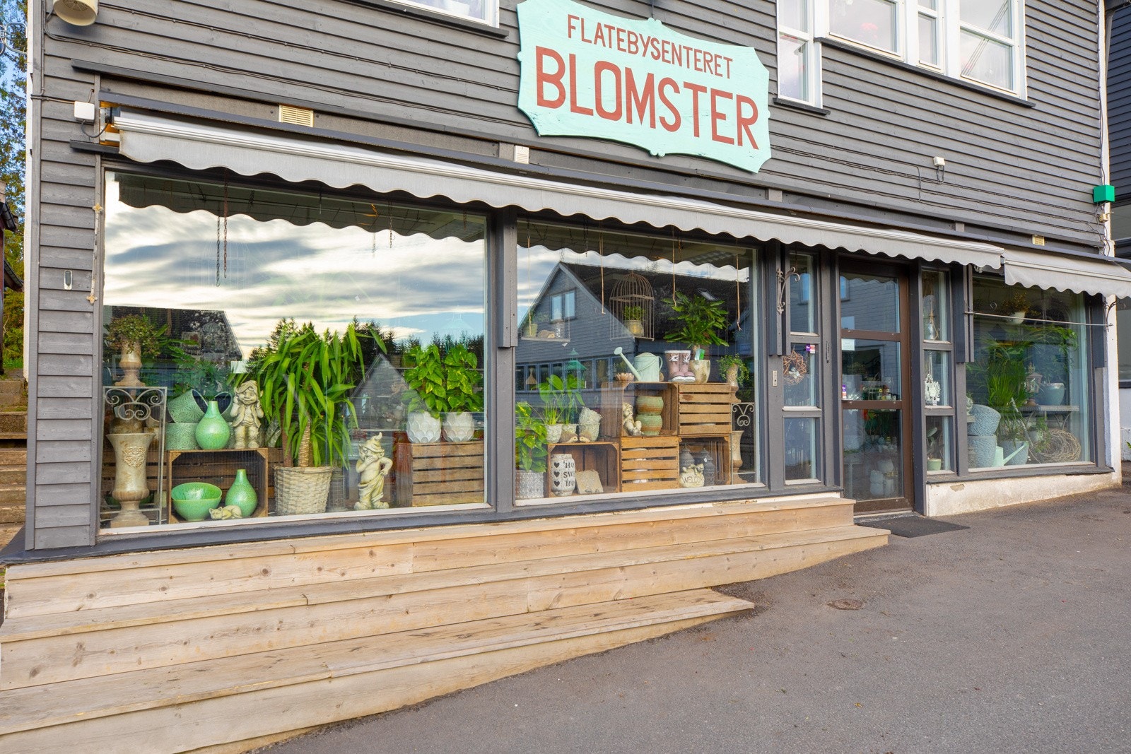 Flatebysenteret har hyggelig blomsterbutikk, matbutikk , frisør og restaurant. Galleribilde