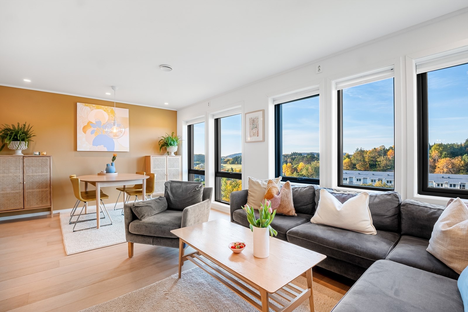 Her bor man sentralt og attraktivt til ved Bodøsjøen! Kort avstand til servicefasiliteter, skole og barnehager. Galleribilde