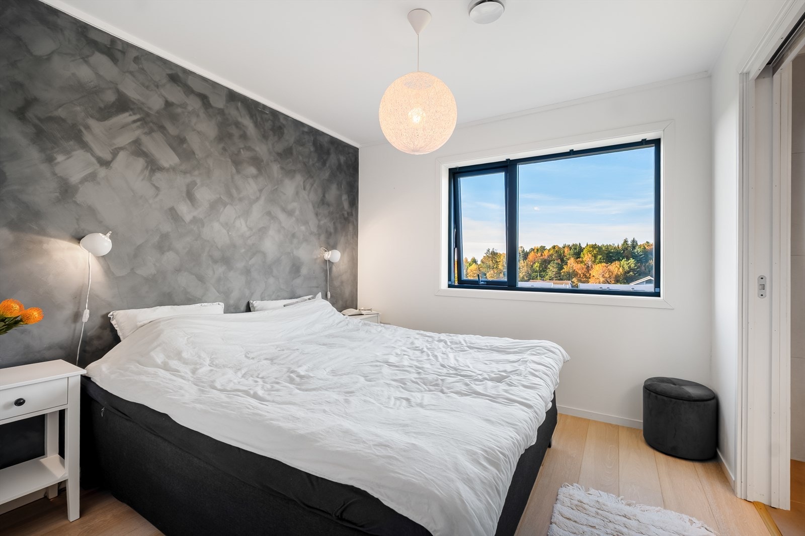 Romslig hovedsoverom med god plass til seng, garderobeløsning og annet ønskelig møblement. Galleribilde