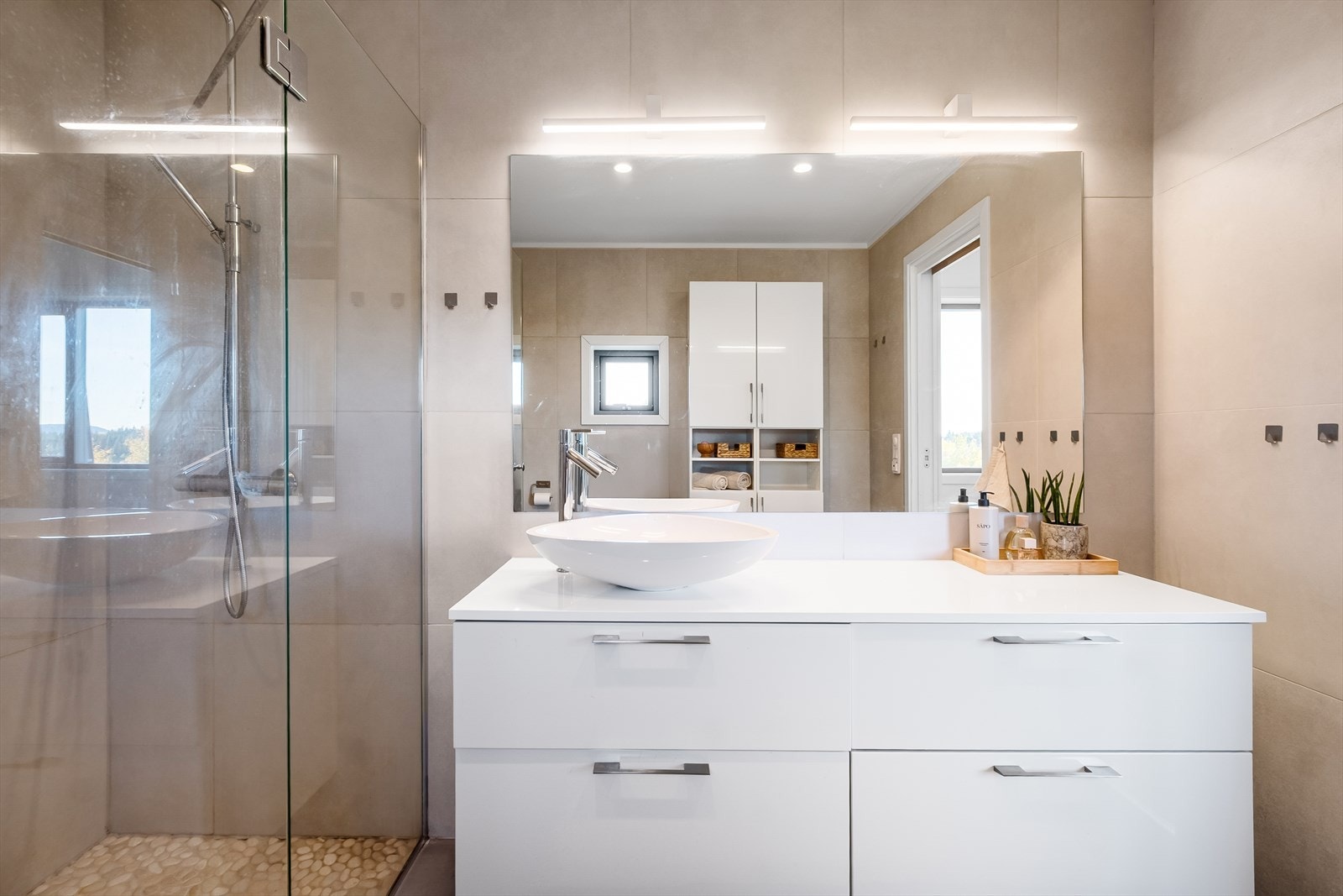 Boligen har to delikate baderom i moderne utførelse. Galleribilde