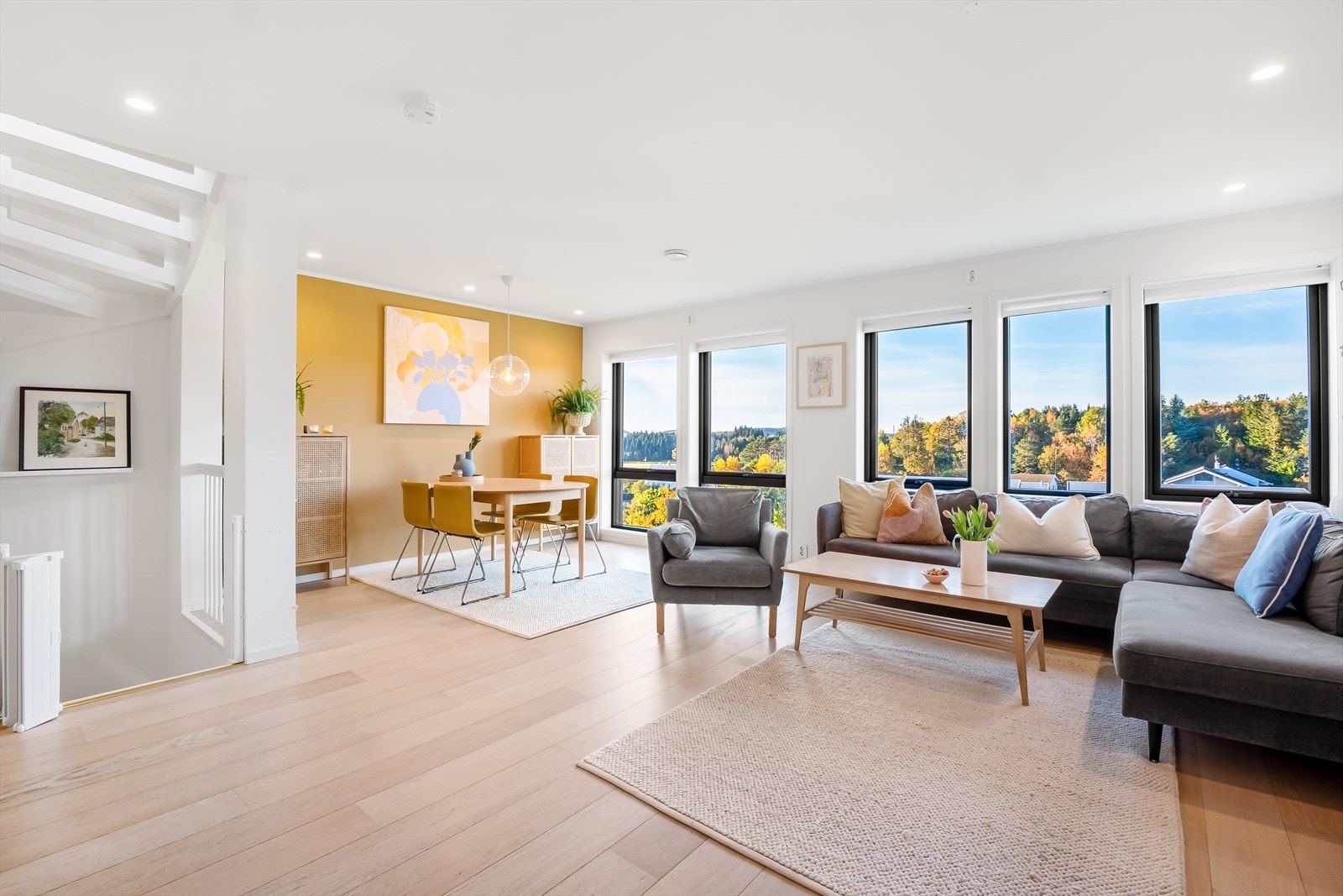 Stuen er romslig med store vindusflater som slipper inn rikelig med naturlig lys. Galleribilde