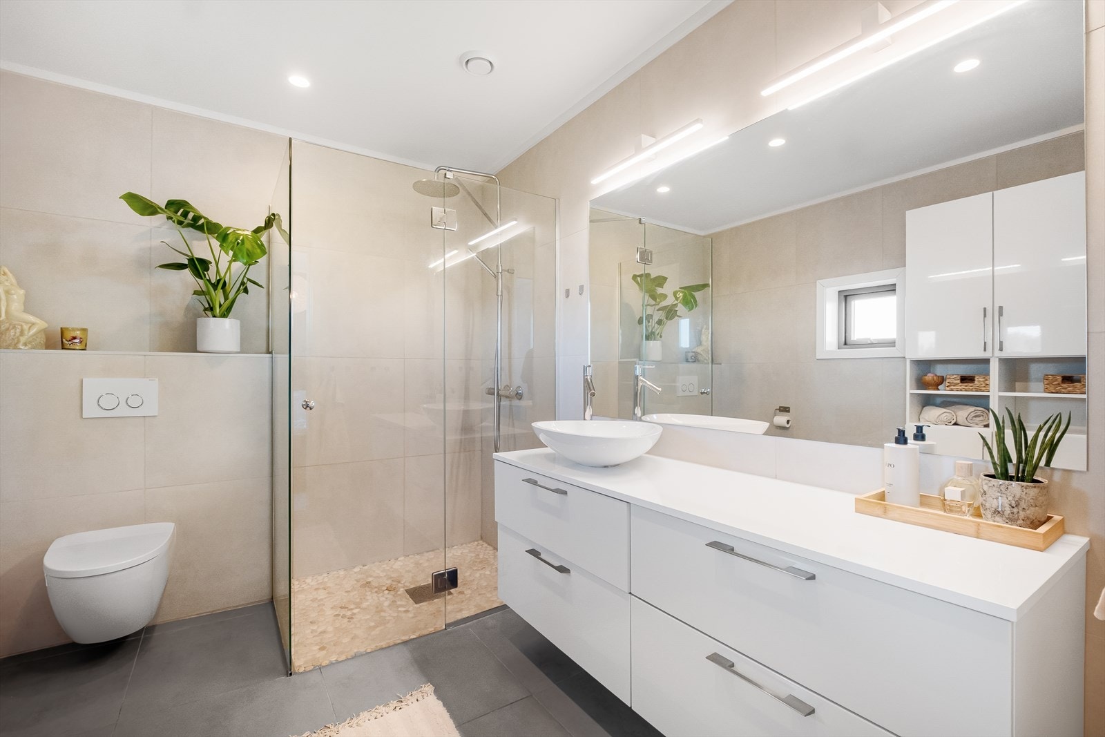 Helfliset og innredet med servant med speil, belysning, vegghengt toalett og dusj. Galleribilde