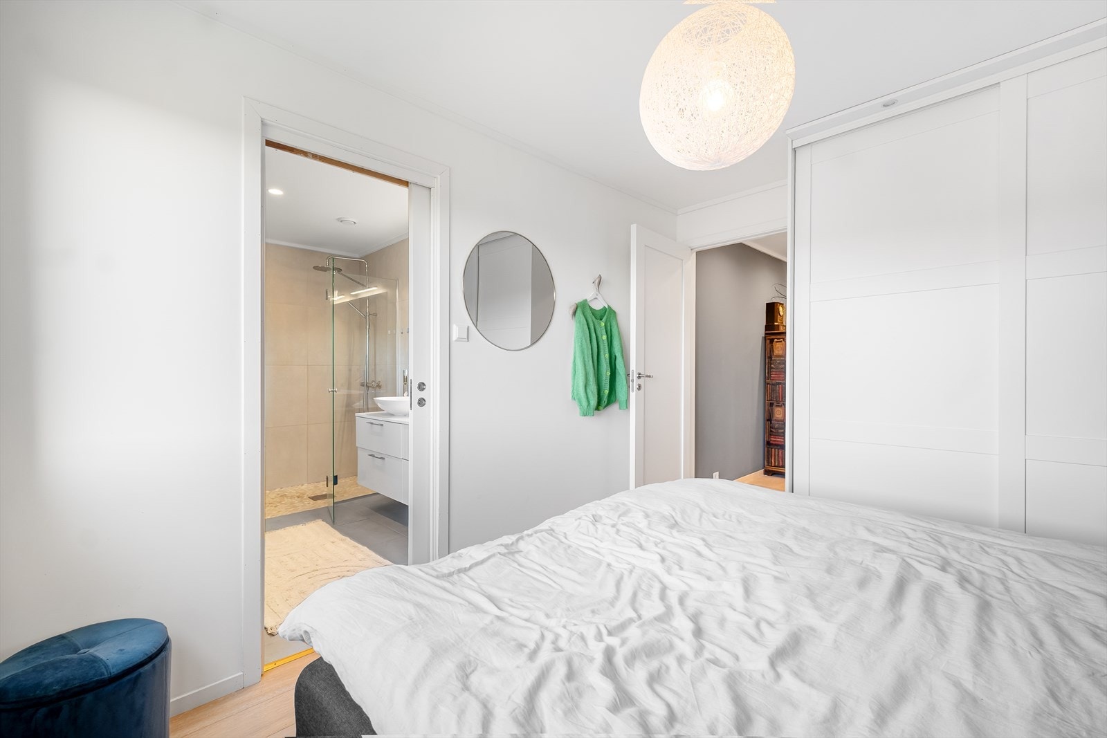 Hovedsoverom med praktisk skyvedørsgarderobe. Galleribilde