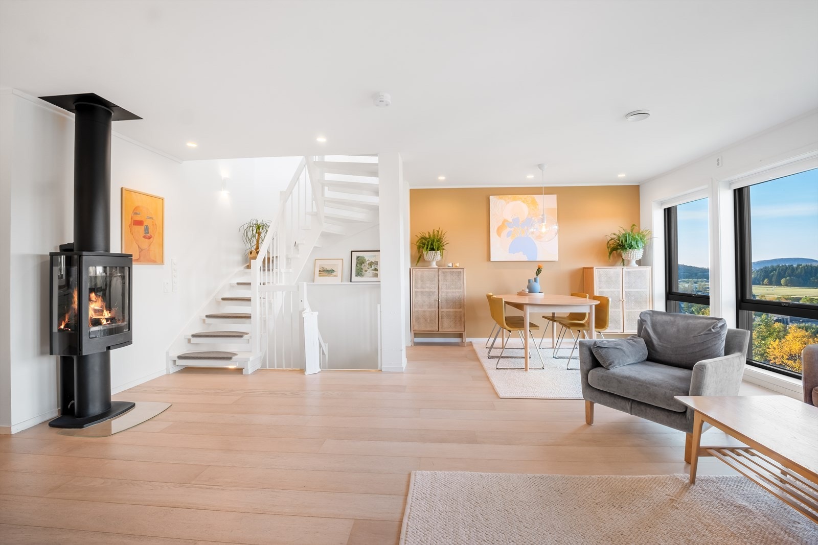 Ildsted i stuen som varmer godt på kaldere dager. Det er god plass til spisestue og sofagruppe. Galleribilde